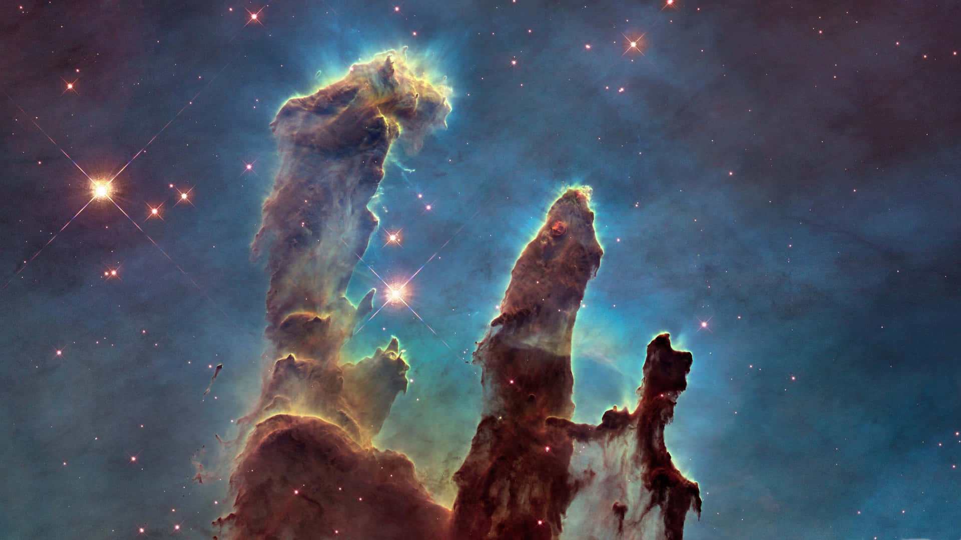在充滿星星的星雲中，宇宙柱散發著藍色和橙色的色調。 — 4K太空 壁紙