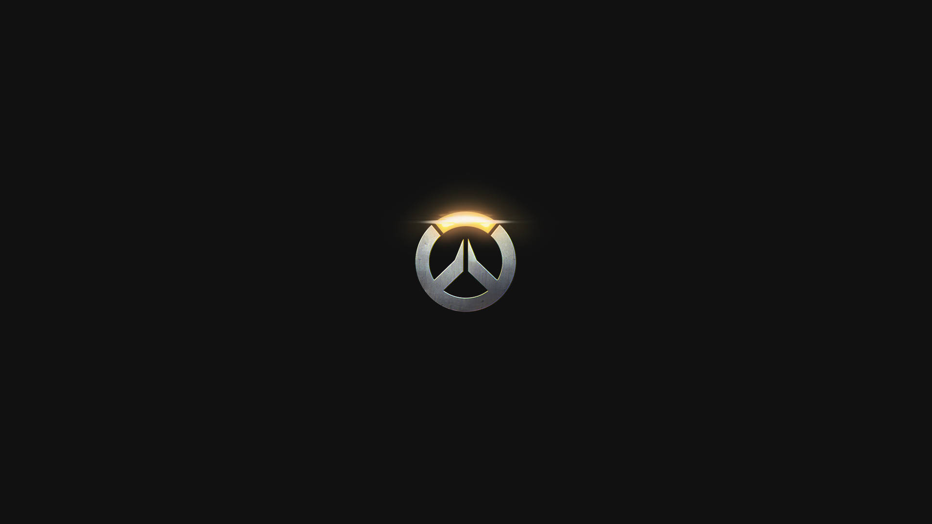 Overwatch標誌在黑色背景上發出金色光芒。