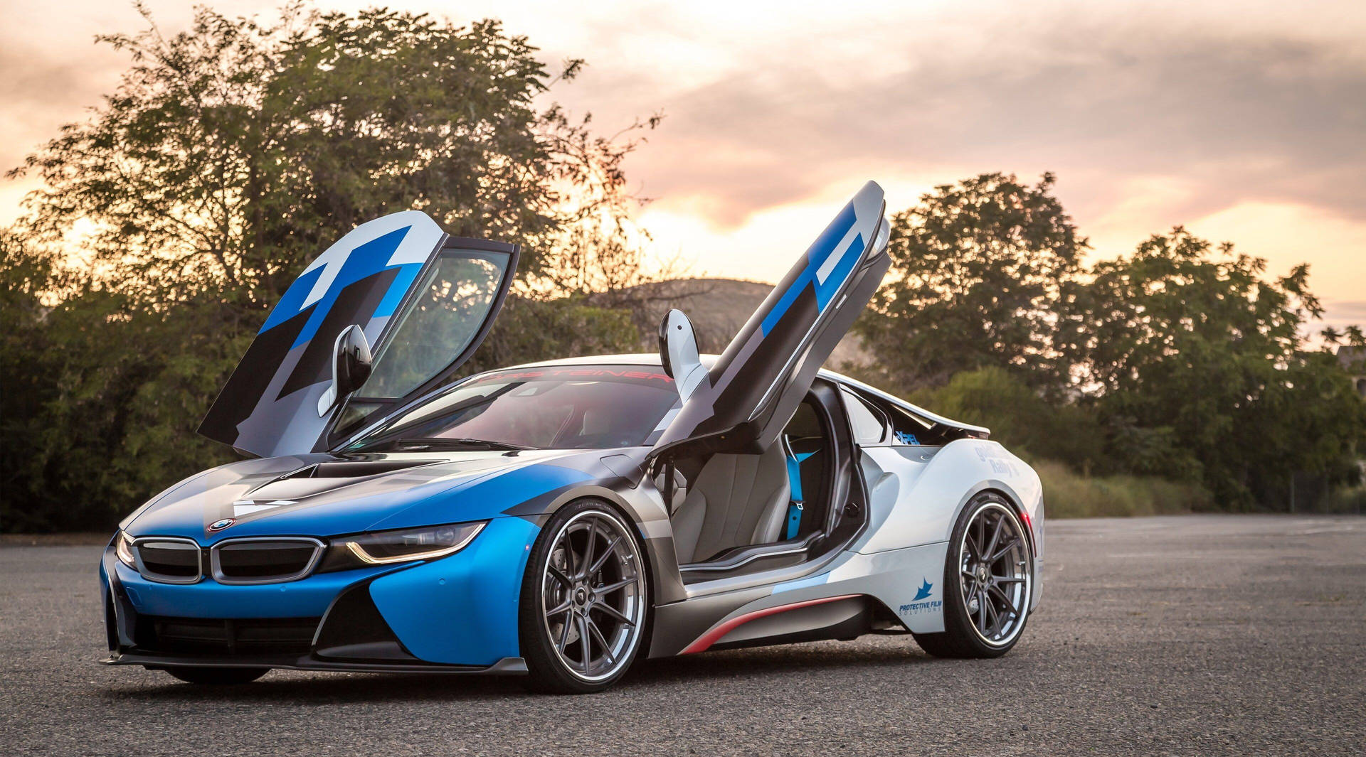 夕陽下藍白色寶馬i8跑車，鷗翼車門打開。 — 4K BMW 壁紙 壁紙