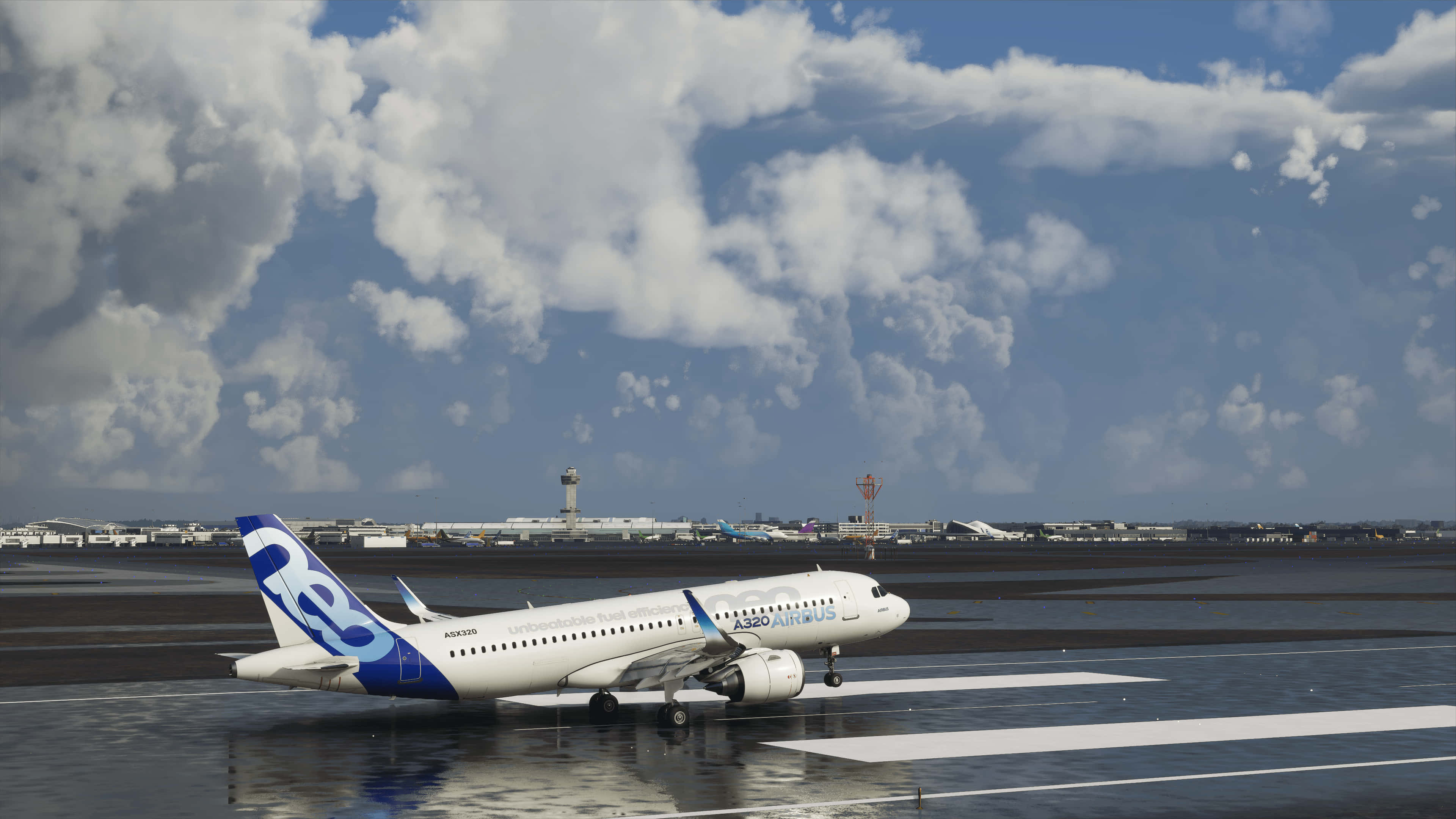 4K 微軟模擬飛行背景：大型噴射機 壁紙 — 一架白色空中巴士A320帶有藍色尾翼標誌，在部分多雲的藍天下於潮濕的機場跑道上滑行。
