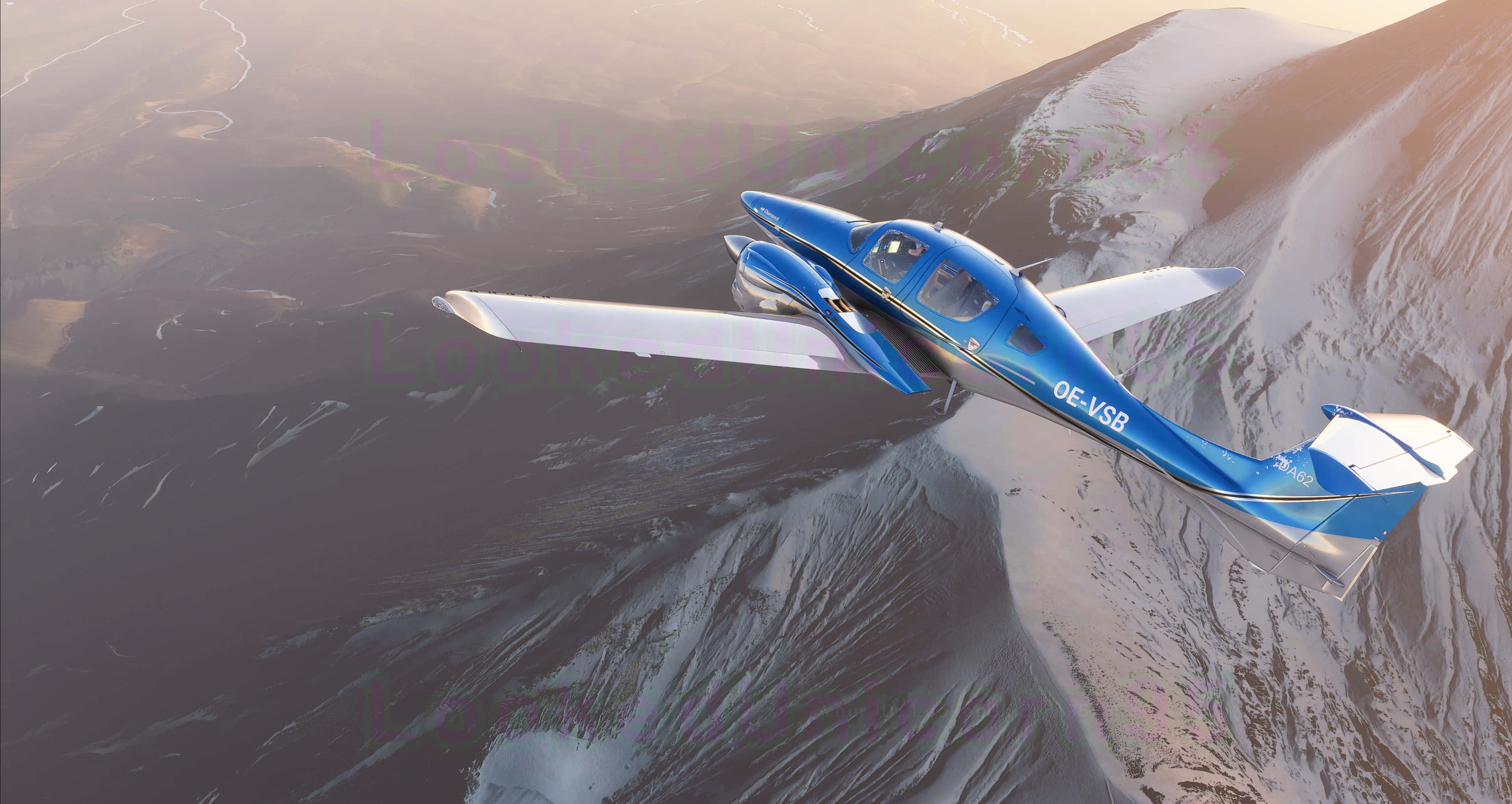4K 微軟模擬飛行背景：小型飛機 壁紙 — 一架時尚的藍白單引擎飛機在黃金時段優雅地翱翔於積雪的山峰之上。