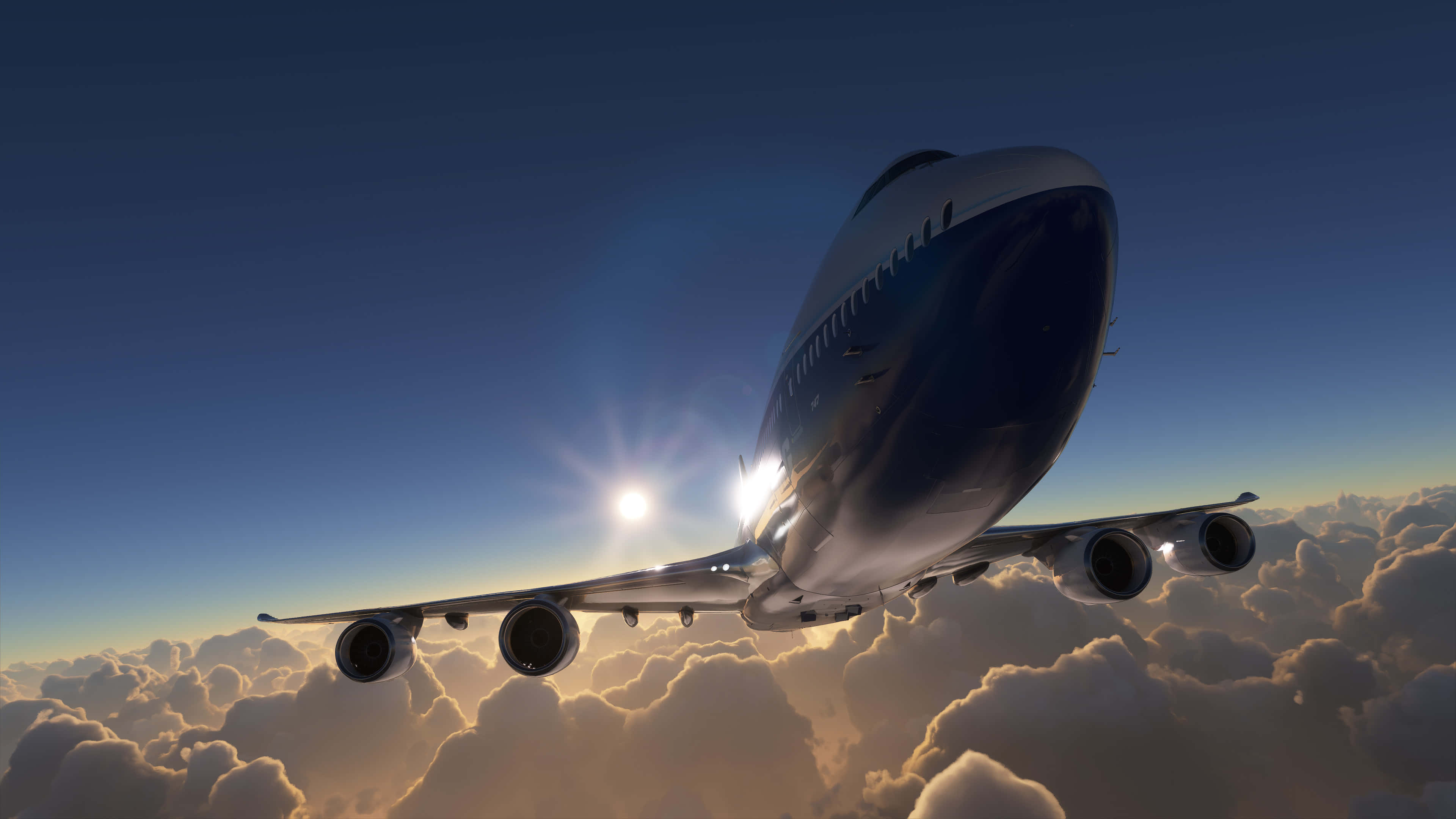 4K 微軟模擬飛行背景：巨無霸飛機翱翔雲層 壁紙 — 一架大型客機在蓬鬆的雲層上方翱翔，太陽在它背後明亮地照耀，散發出金色的光芒。
