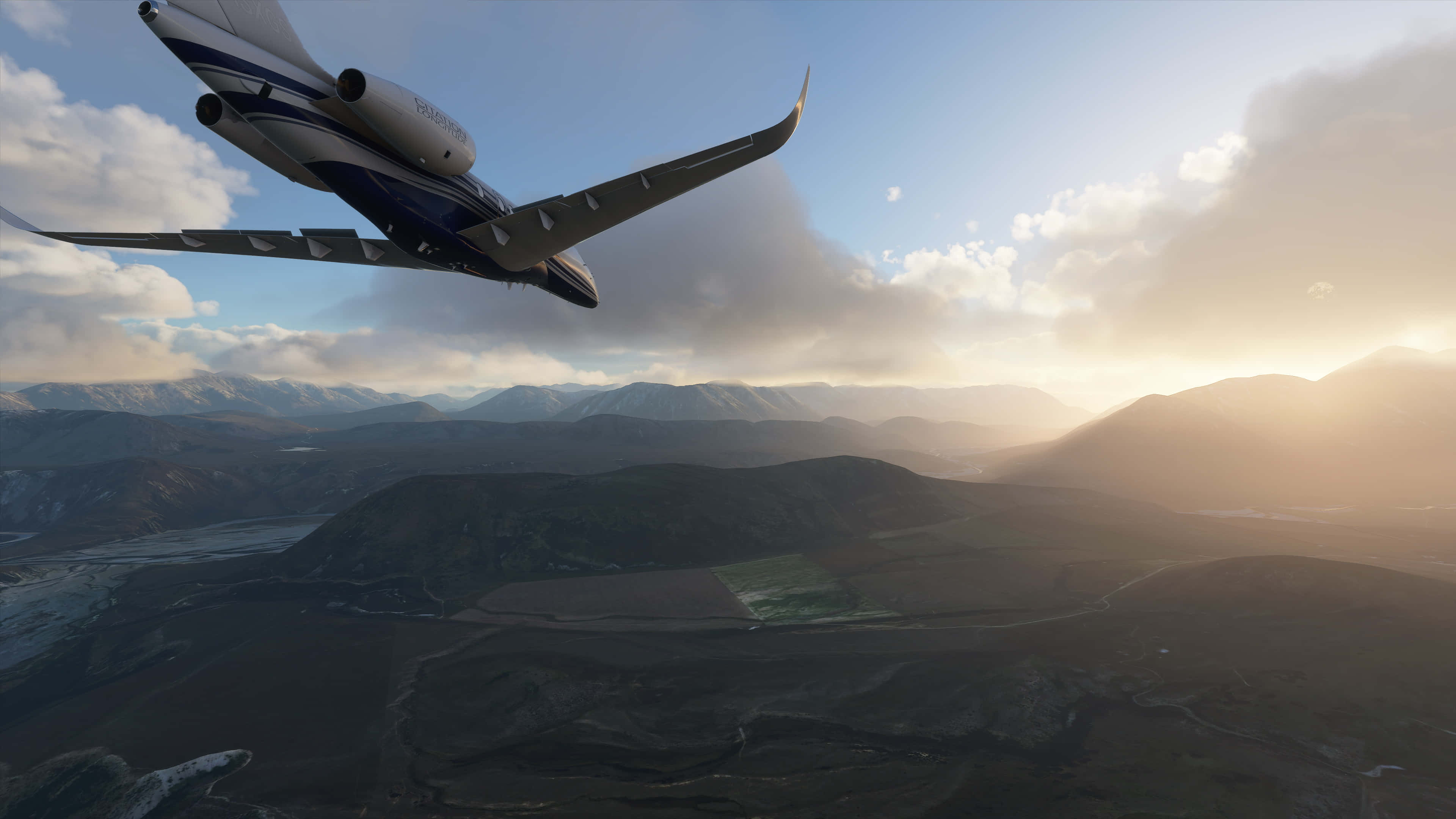 4K 微軟模擬飛行背景：飛機翱翔 壁紙 — 一架私人飛機在沐浴著金色日落光芒的崎嶇山脈和山谷上空翱翔。