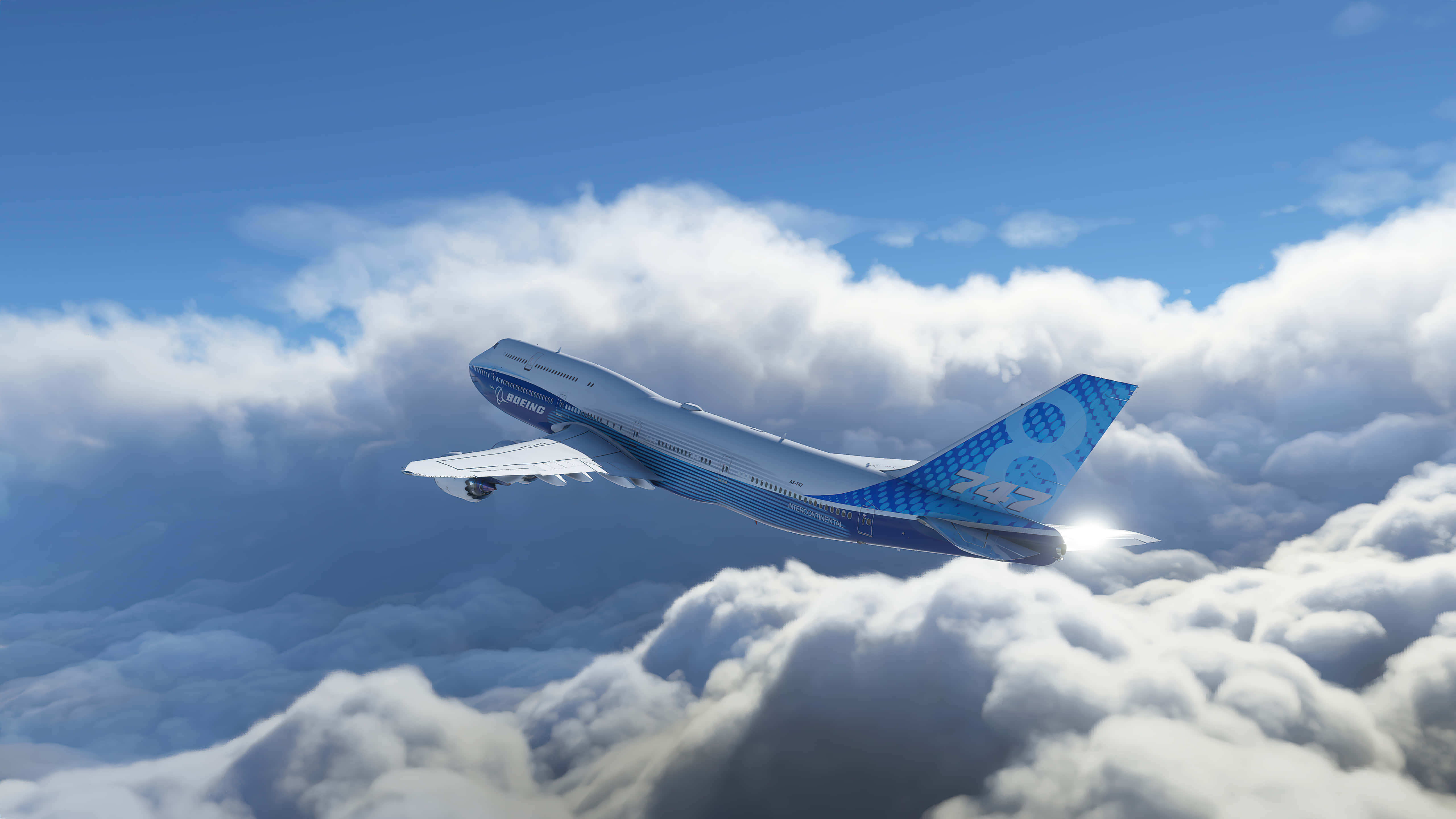 4K 微軟飛行模擬器背景：白藍飛機穿雲而過 壁紙 — 一架波音747在晴朗的藍天下翱翔於蓬鬆的白雲之上，陽光在機翼上閃爍。