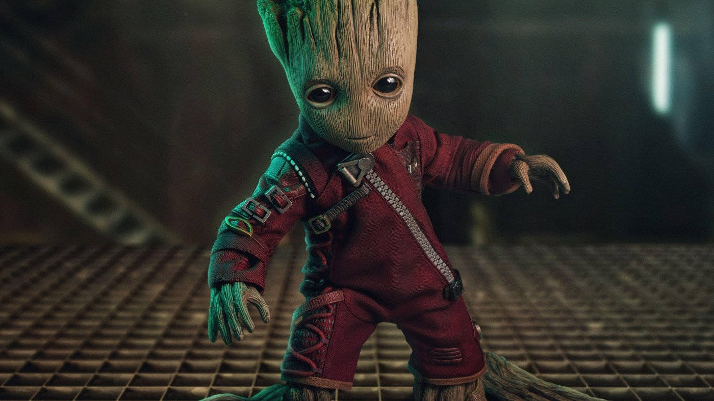 Groot 穿著紅色連身衣，站在黑暗工業空間的金屬格柵上。