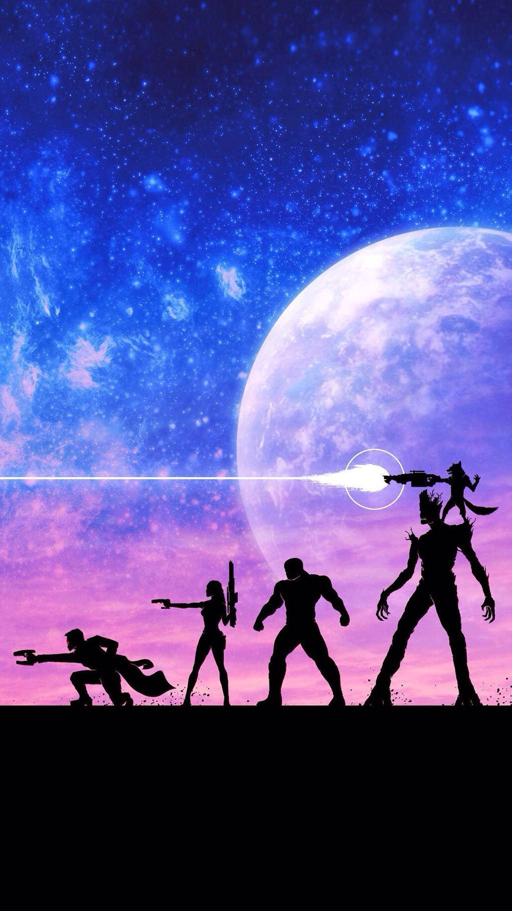 四個剪影太空戰士在巨大月亮和星空下發射激光。