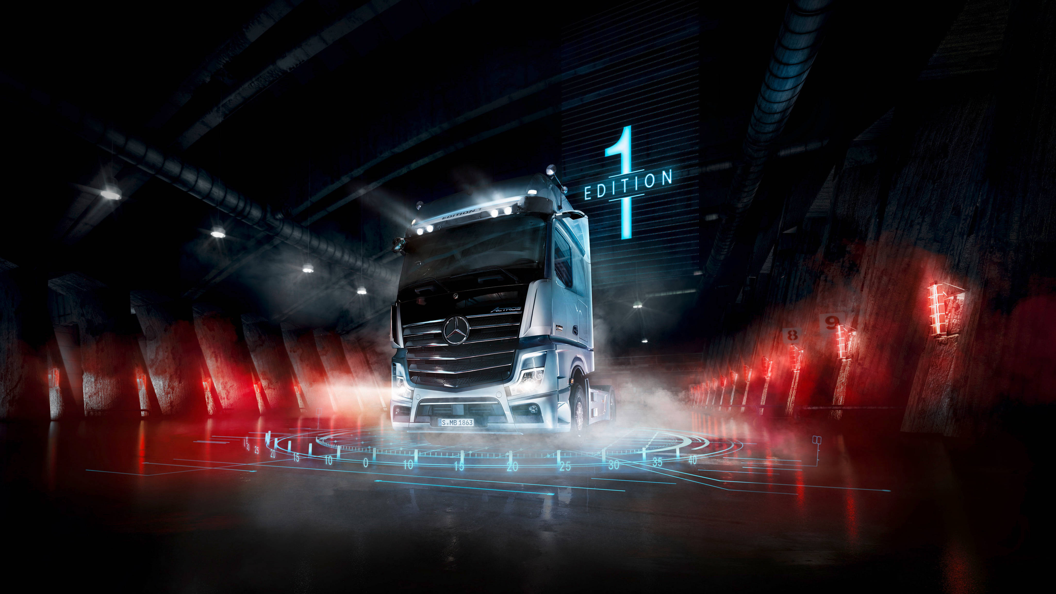 4K 梅賽德斯 Actros 壁紙 — 一輛時尚的銀色 Mercedes-Benz 卡車在未來主義的地下隧道中，在霓虹燈下閃耀，伴隨著霧氣和地板上發光的藍色線條。