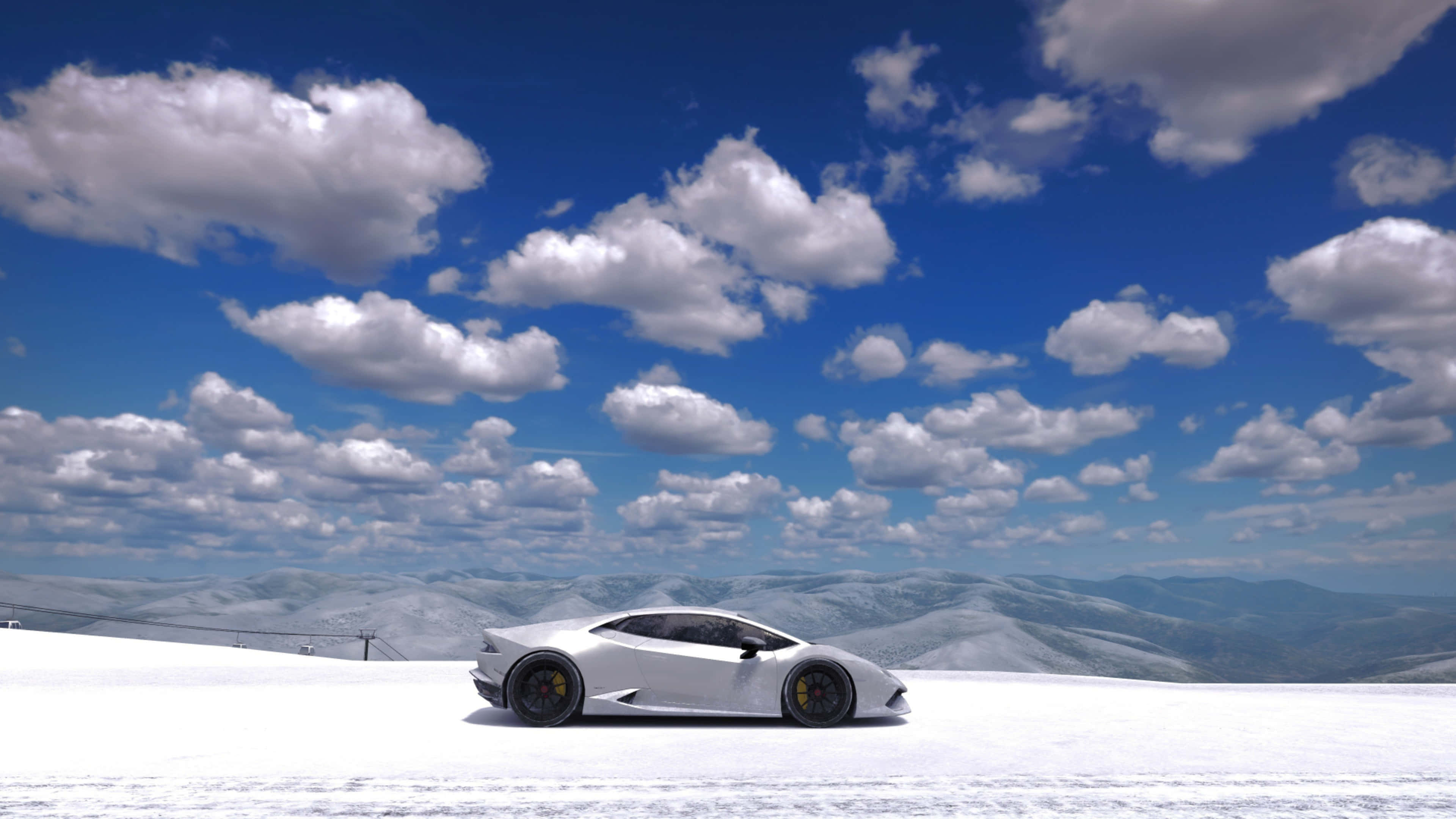 4K《極限競速7》白色蘭博基尼 Centenario 背景 壁紙 — 一輛時尚的白色跑車停泊在白雪覆蓋的山頂上，背景是點綴著蓬鬆白雲的湛藍天空。
