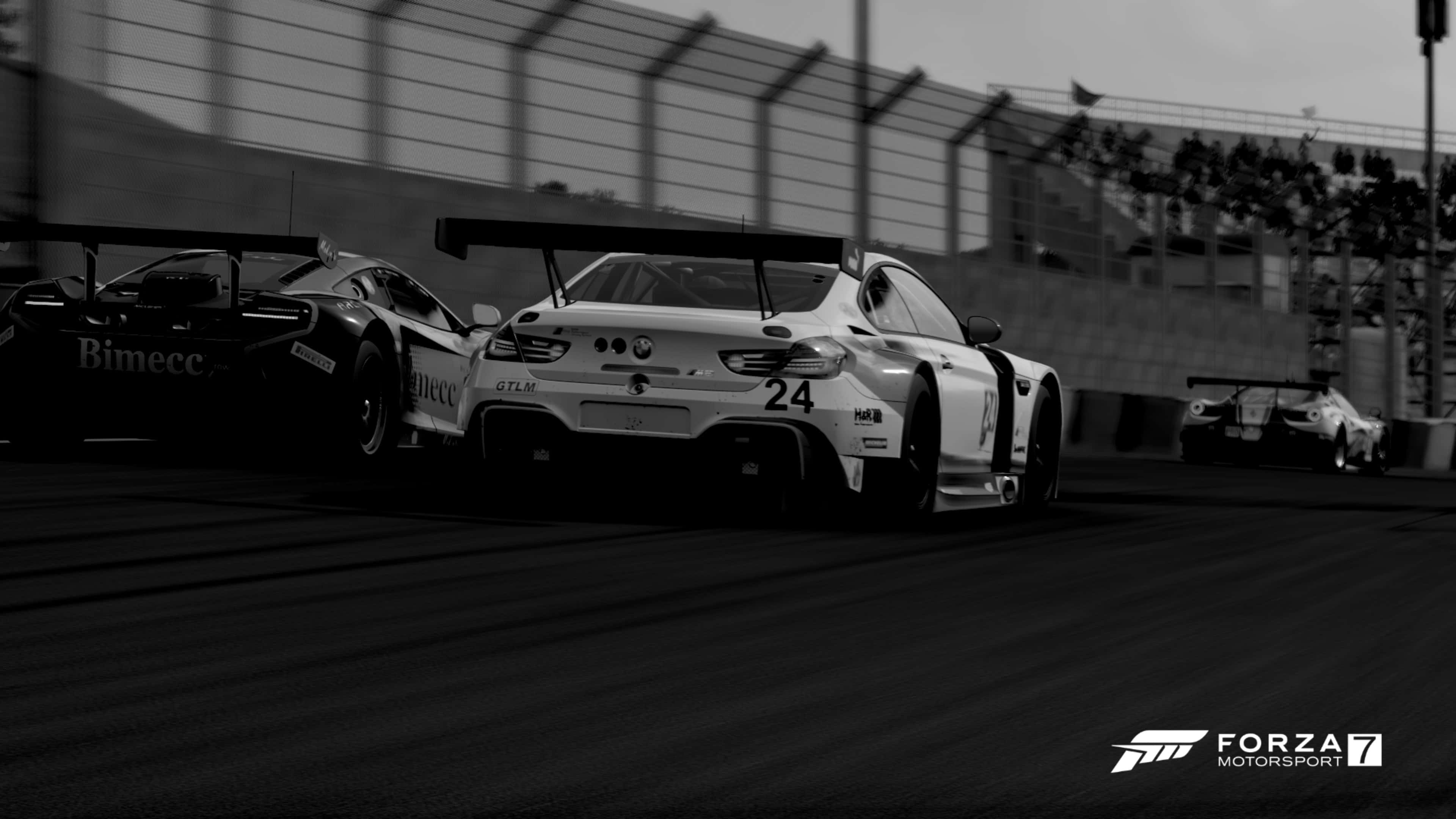 4K《極限競速7》賽車 BMW M6 GT3 背景 壁紙 — 兩輛賽車在一張高對比度的黑白照片中並排飛馳在賽道上。