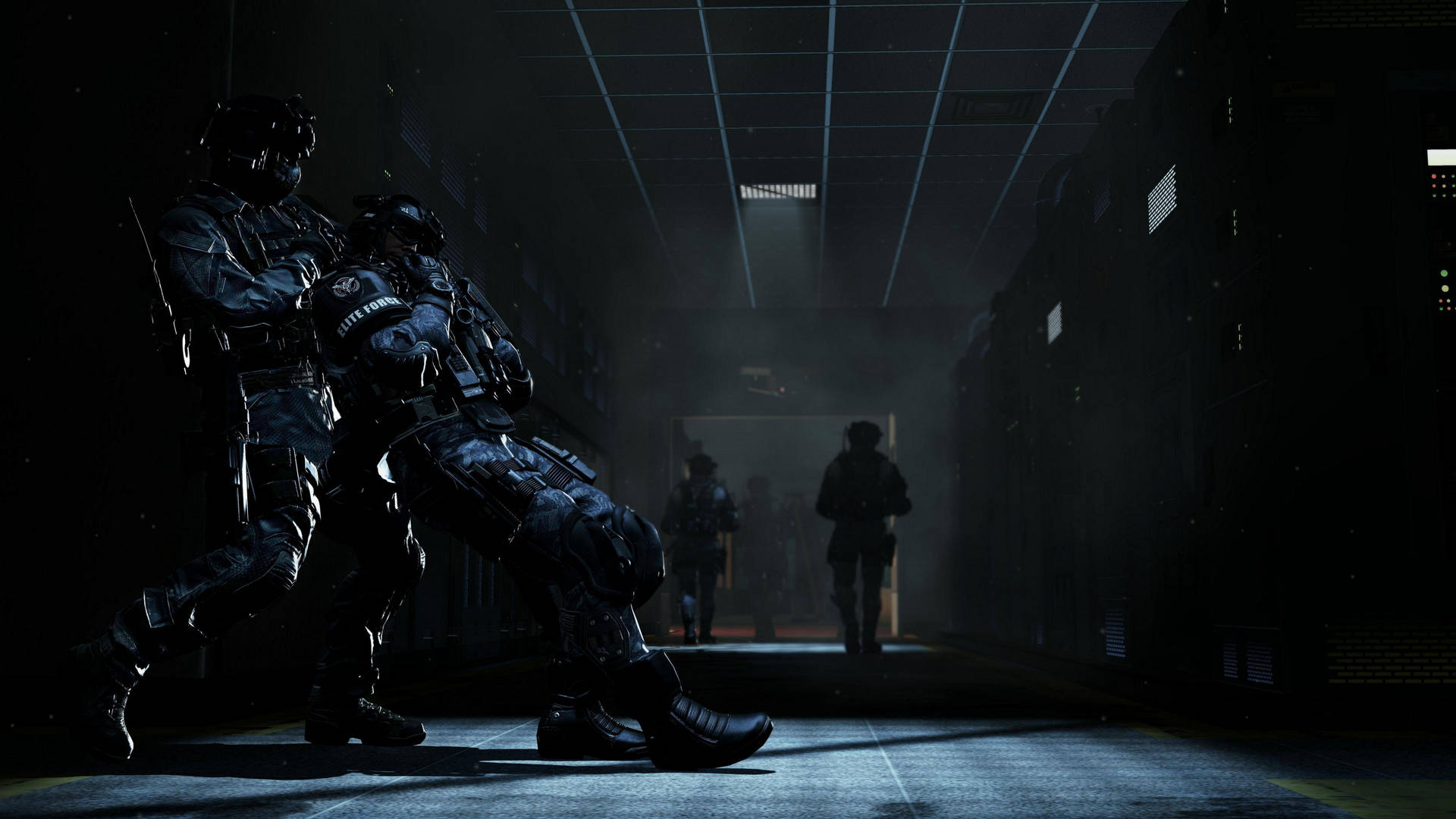 戰術士兵在黑暗的工業走廊中穿過霧氣和遠處的人影移動。