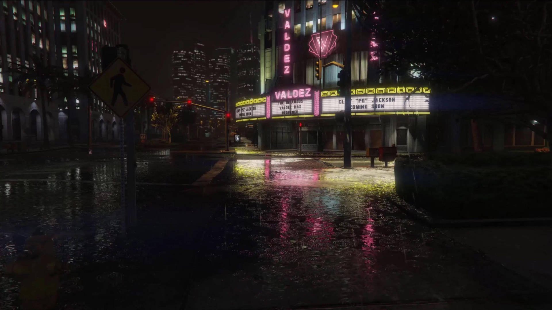 夜雨在劇院附近的濕漉漉街道上反射霓虹招牌。