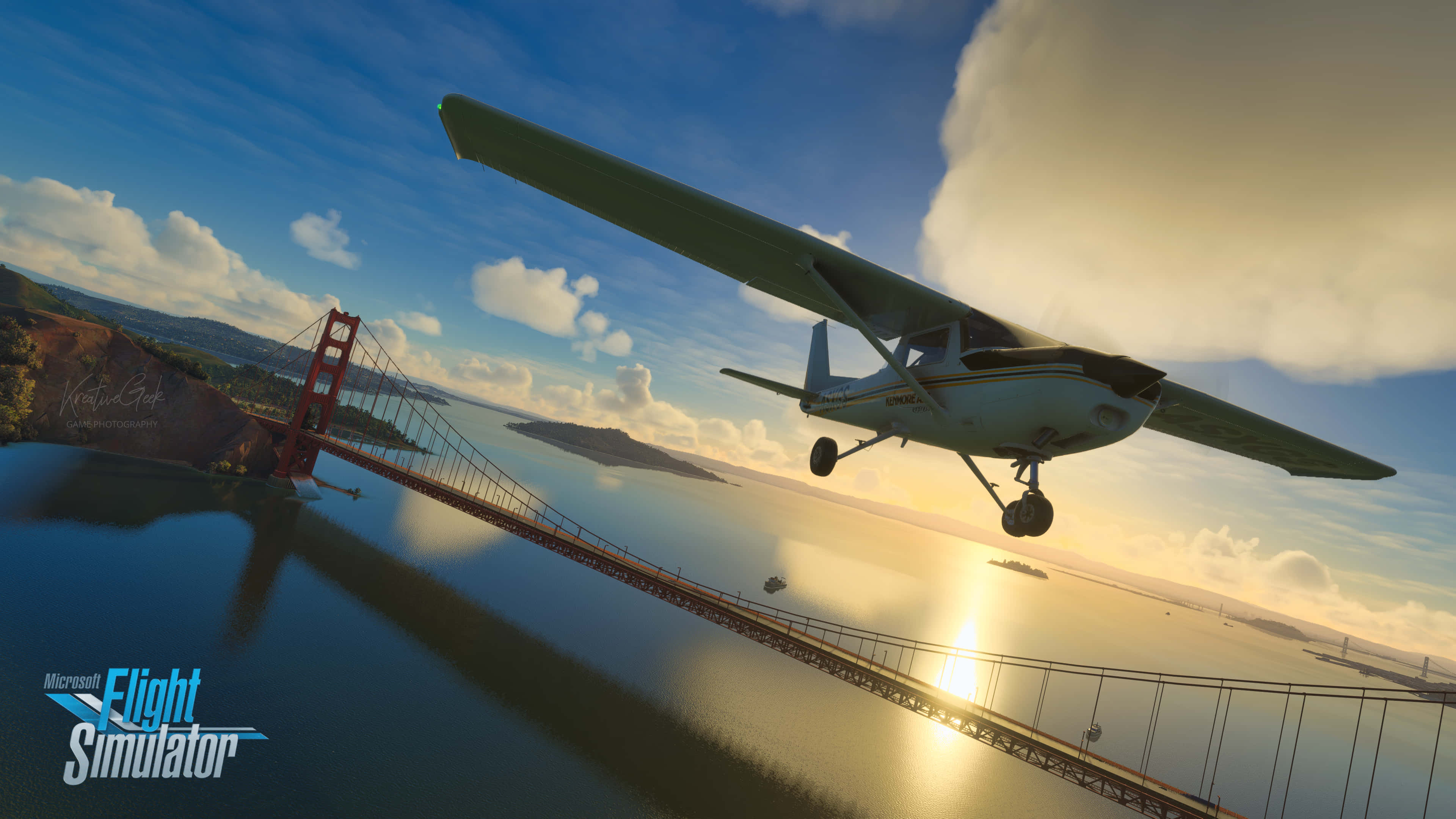 4K 空中鳥瞰視角 — 微軟模擬飛行 壁紙 — 一架小型飛機低飛越過金門大橋，夕陽西下，在水面和雲層上灑下金色的光芒。