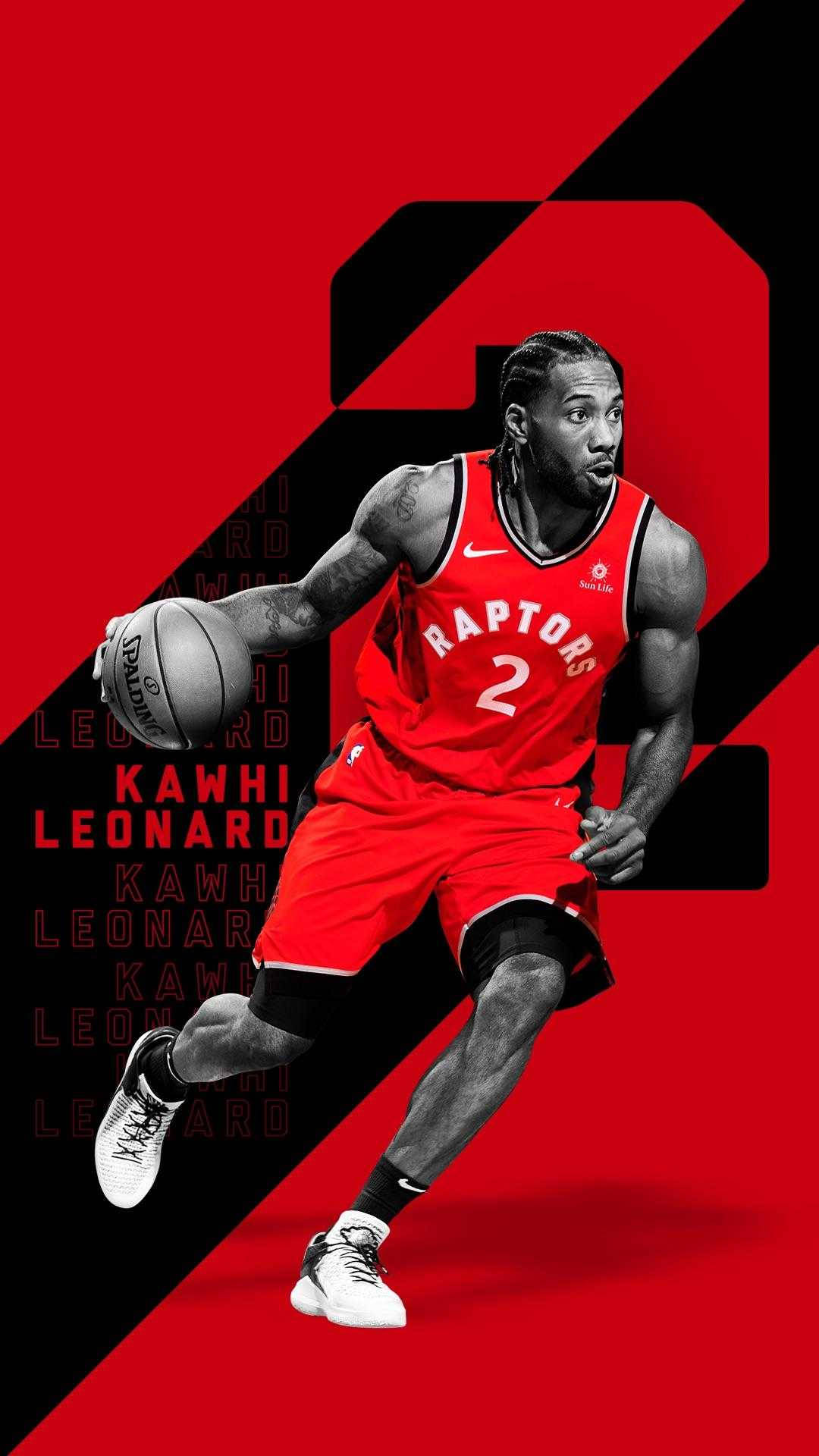Kawhi Leonard 身穿紅色 Raptors 球衣在紅黑背景上運球。 — 4K籃球壁紙 壁紙