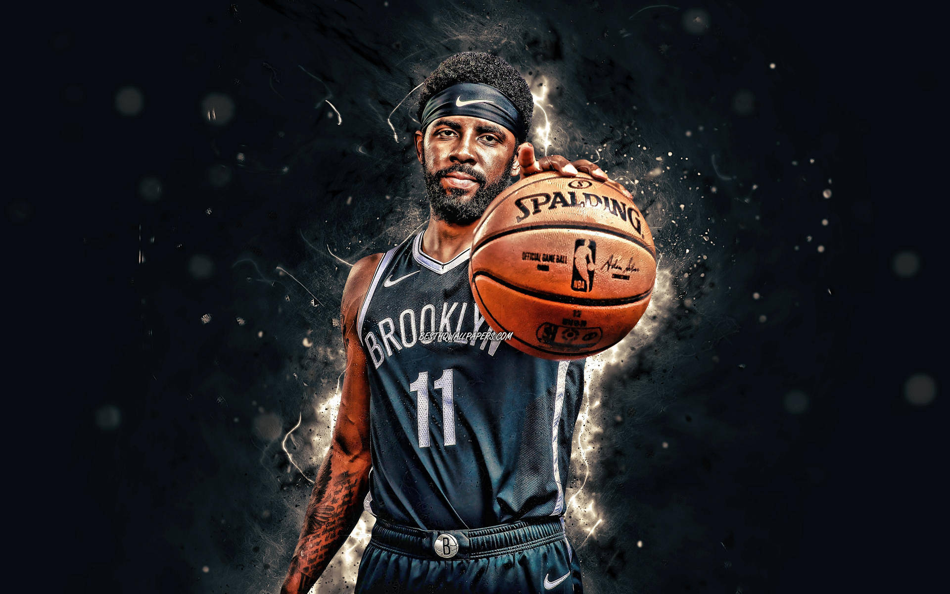 身穿布魯克林球衣的籃球運動員手持 Spalding 籃球，帶有發光效果。 — 4K籃球壁紙 壁紙