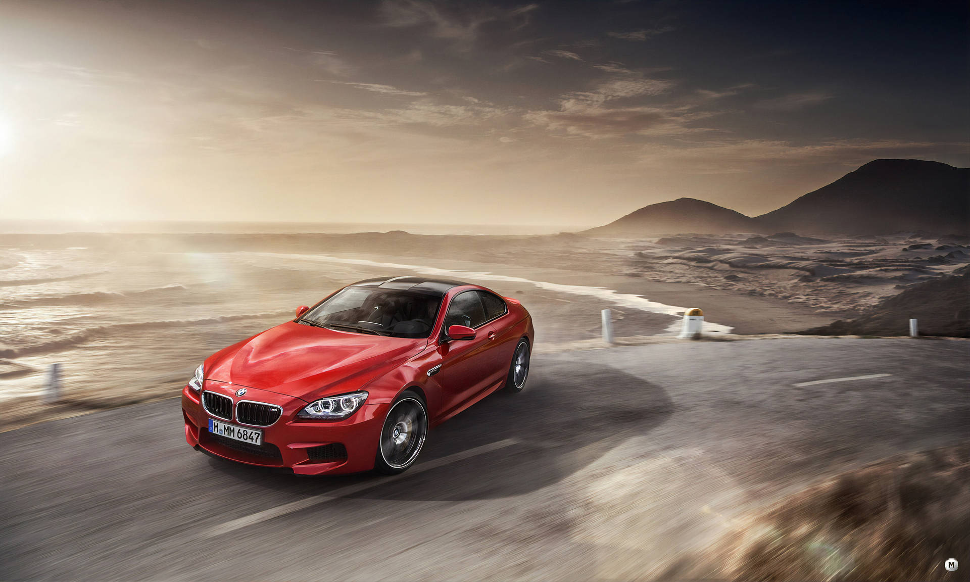紅色BMW M6在日落時分於海岸公路飛馳，背景有海洋和山丘。 — 4K BMW 壁紙 壁紙