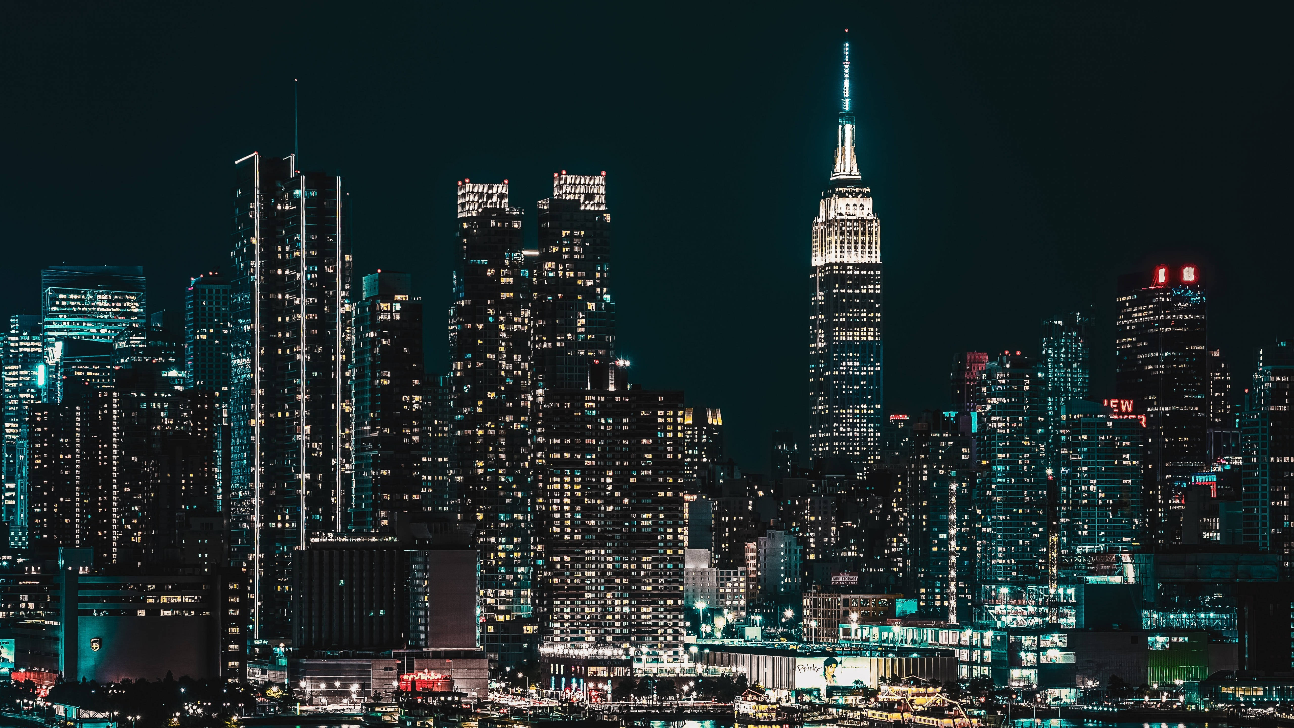 4K 紐約市夜景 壁紙 — 紐約令人眼花繚亂的夜景，帝國大廈在黑暗的天空中閃耀。