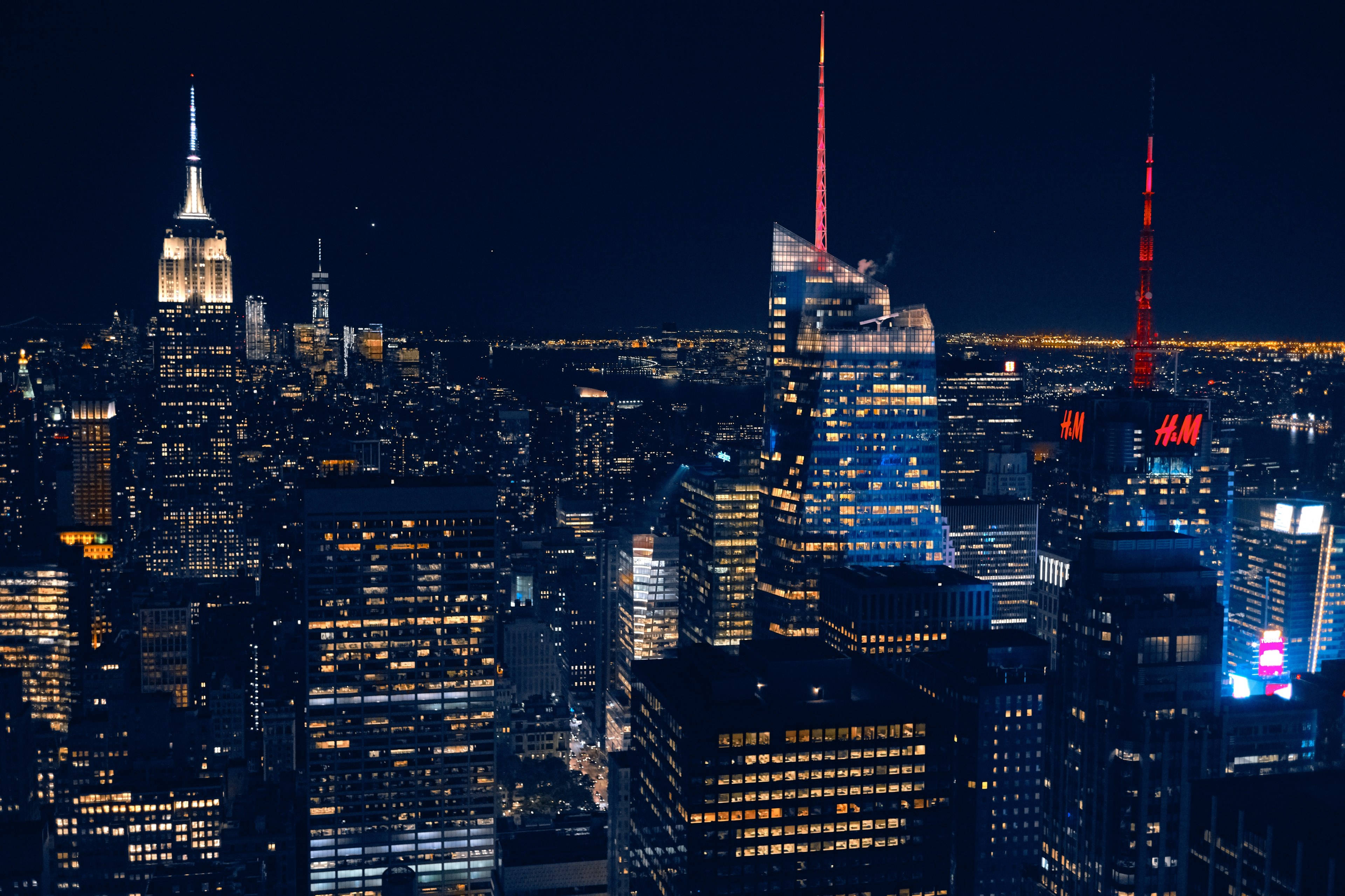 4K 紐約市夜景 壁紙 — 紐約令人驚嘆的夜景，摩天大樓燈火通明，窗戶在黑暗的天空下閃閃發光。