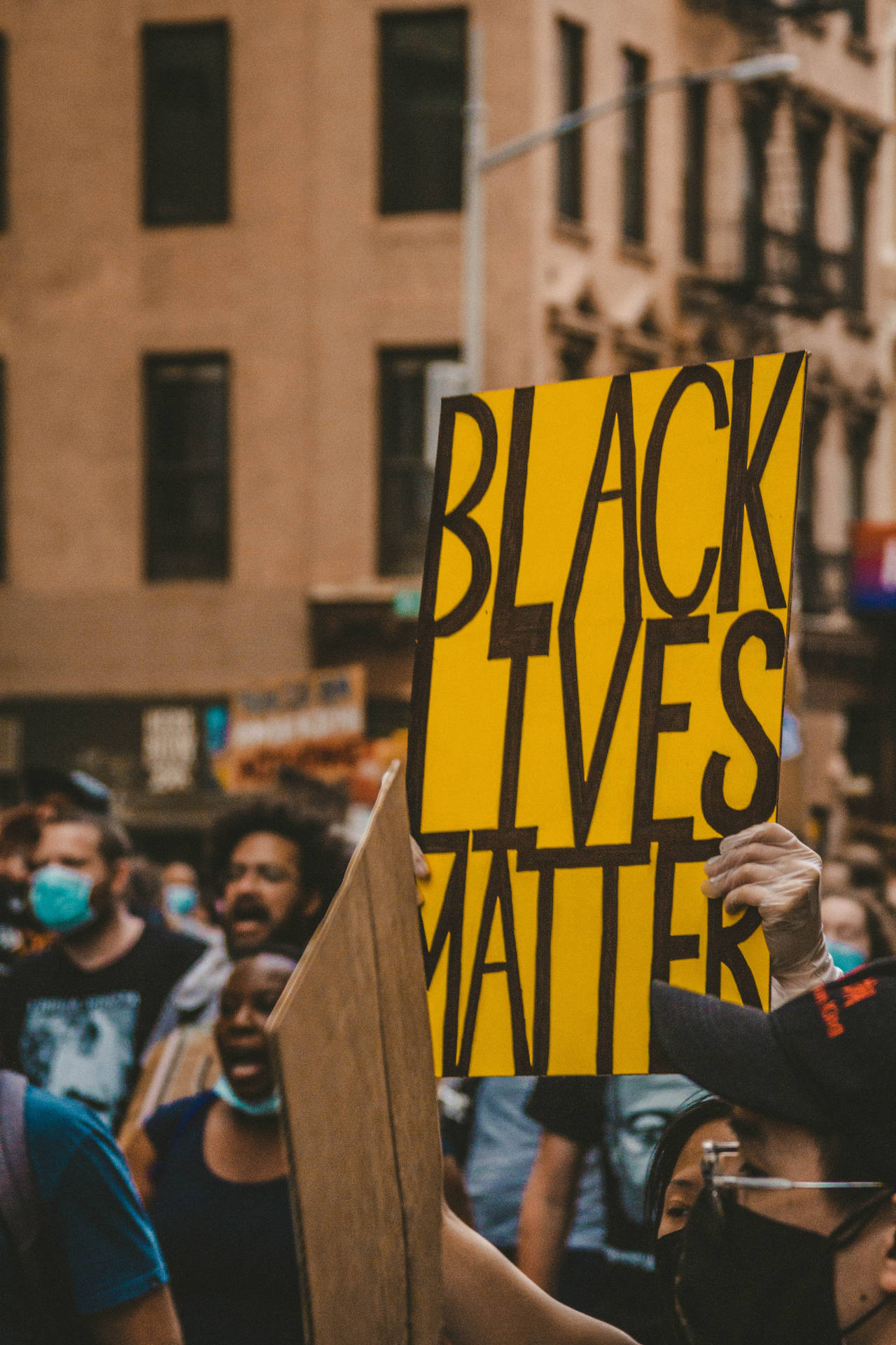 抗議者在城市街道上舉著Black Lives Matter標語牌。