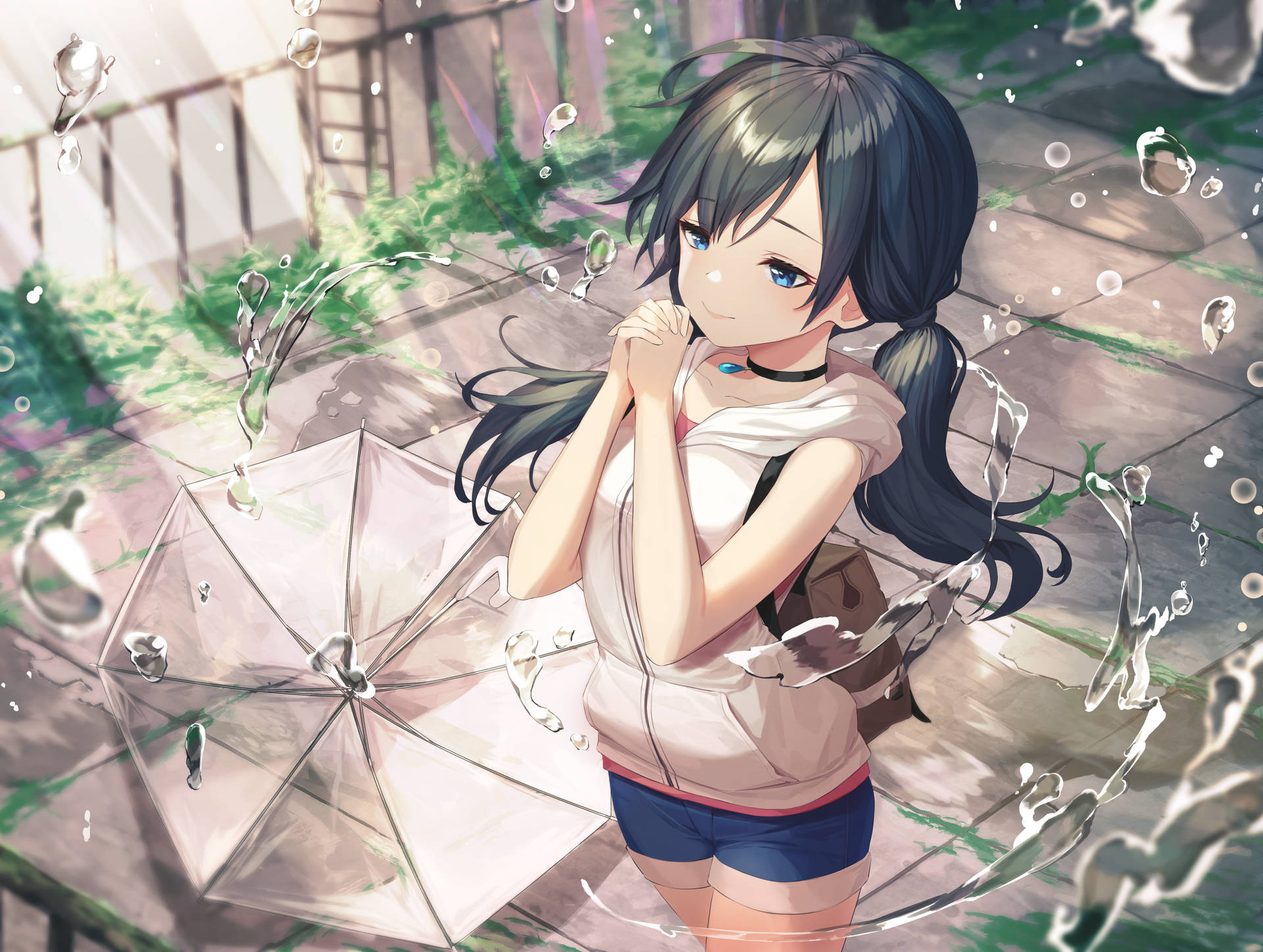 黑髮藍眼的動漫女孩在透明雨傘下微笑，雨滴在她周圍飛濺。