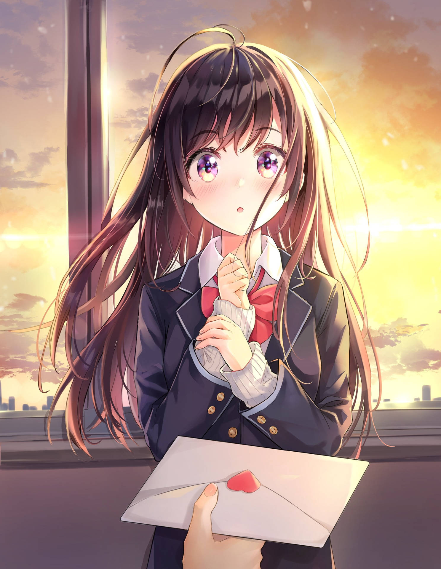 穿著校服的動漫女孩在夕陽窗邊拿著一封紅色心形封緘的信。