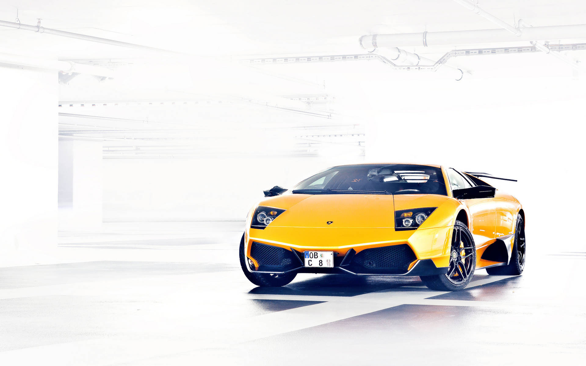 橙色林寶堅尼 Murciélago 在明亮的白色地下停車場。