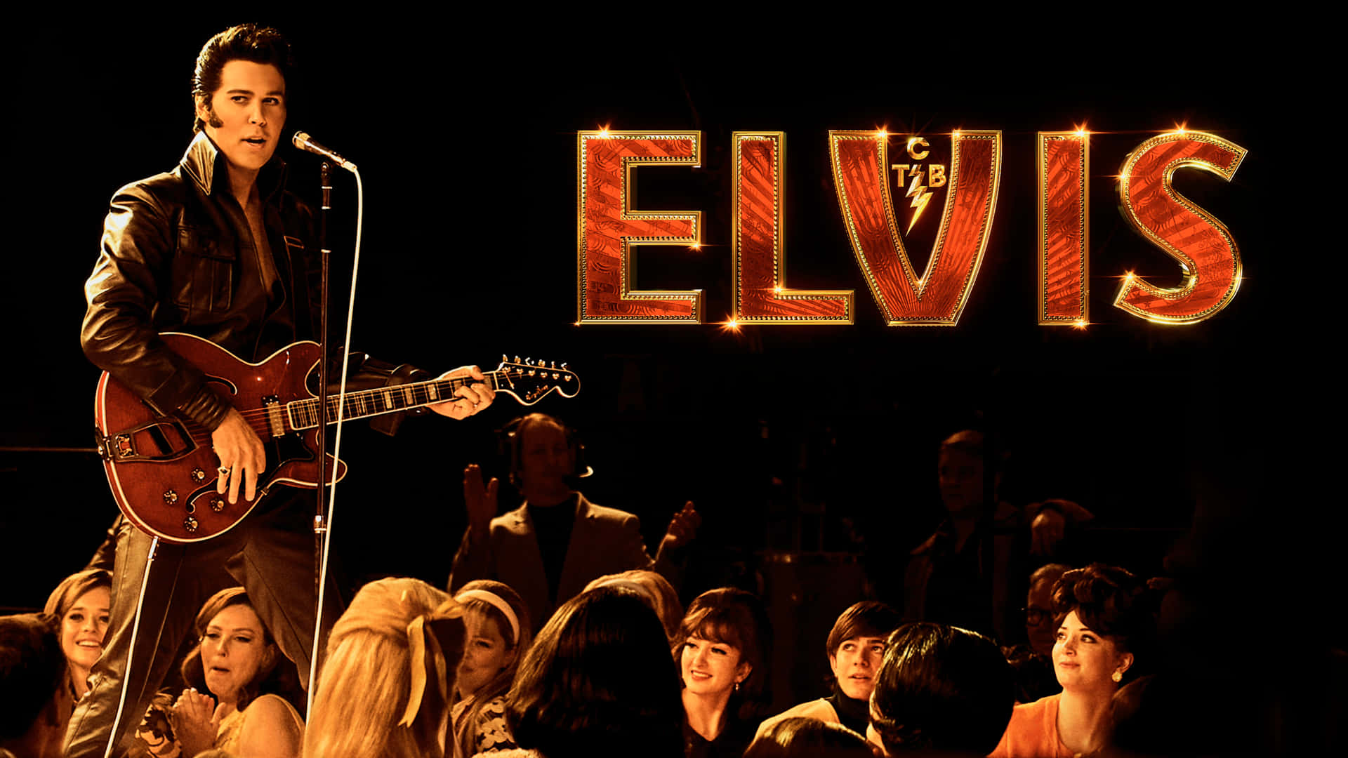 埃爾維斯·普雷斯利在舞台上彈結他，粉絲觀看，身後「ELVIS」標誌閃閃發光。
