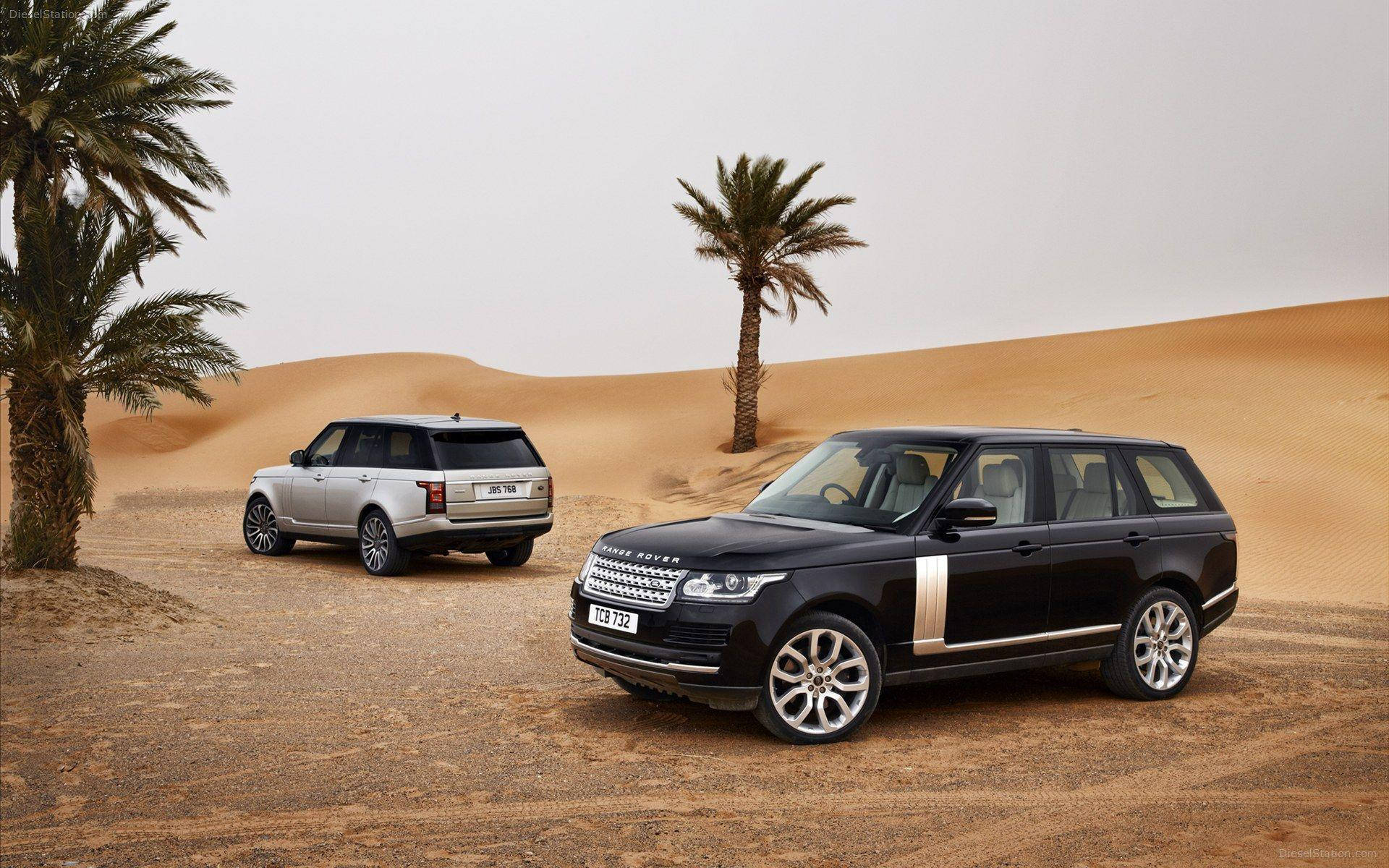 沙漠中的兩輛Range Rover，伴隨著棕櫚樹和沙丘。