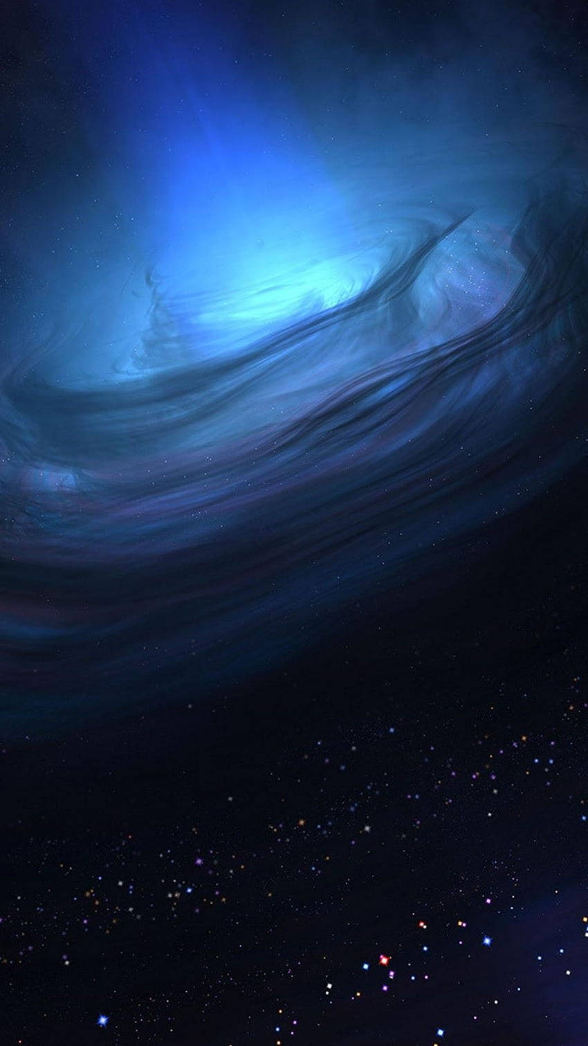 一個發光的藍色星雲在深空中於遙遠的恆星之間旋轉。