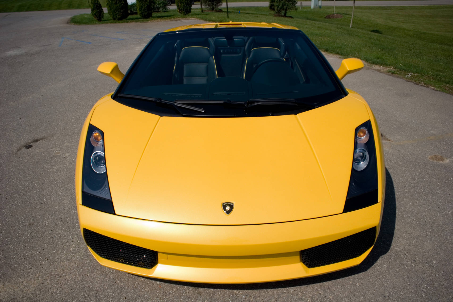 黃色Lamborghini跑車停在瀝青停車場