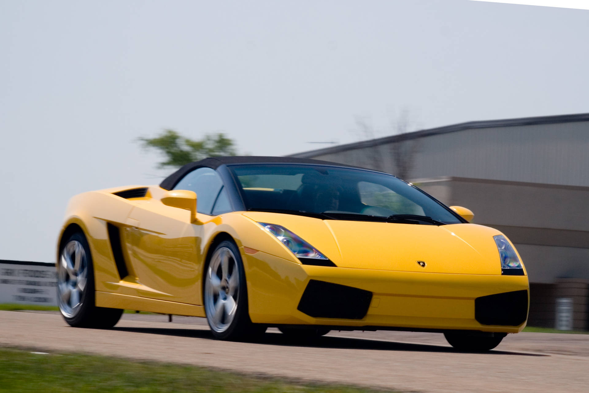 黃色林寶堅尼 Gallardo Spyder 在賽道上疾馳。