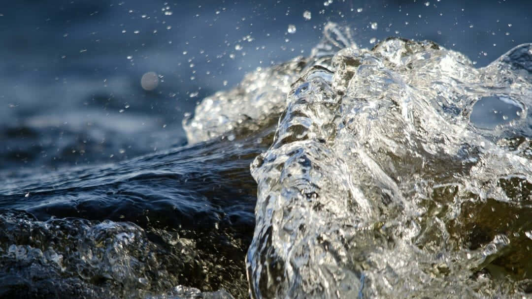 水滴在藍色背景下懸浮在空中的水花特寫。