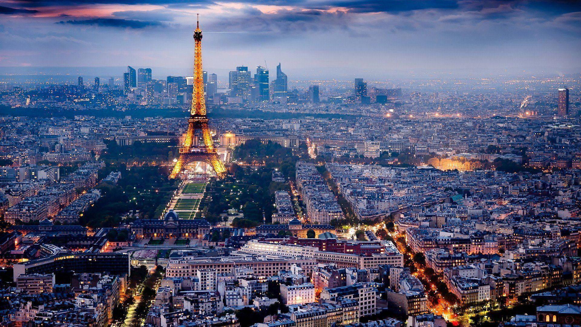 4K 超高清 窗口 巴黎 壁紙 — 巴黎天際線在黃昏時分，艾菲爾鐵塔在紫色天空下閃耀金光。