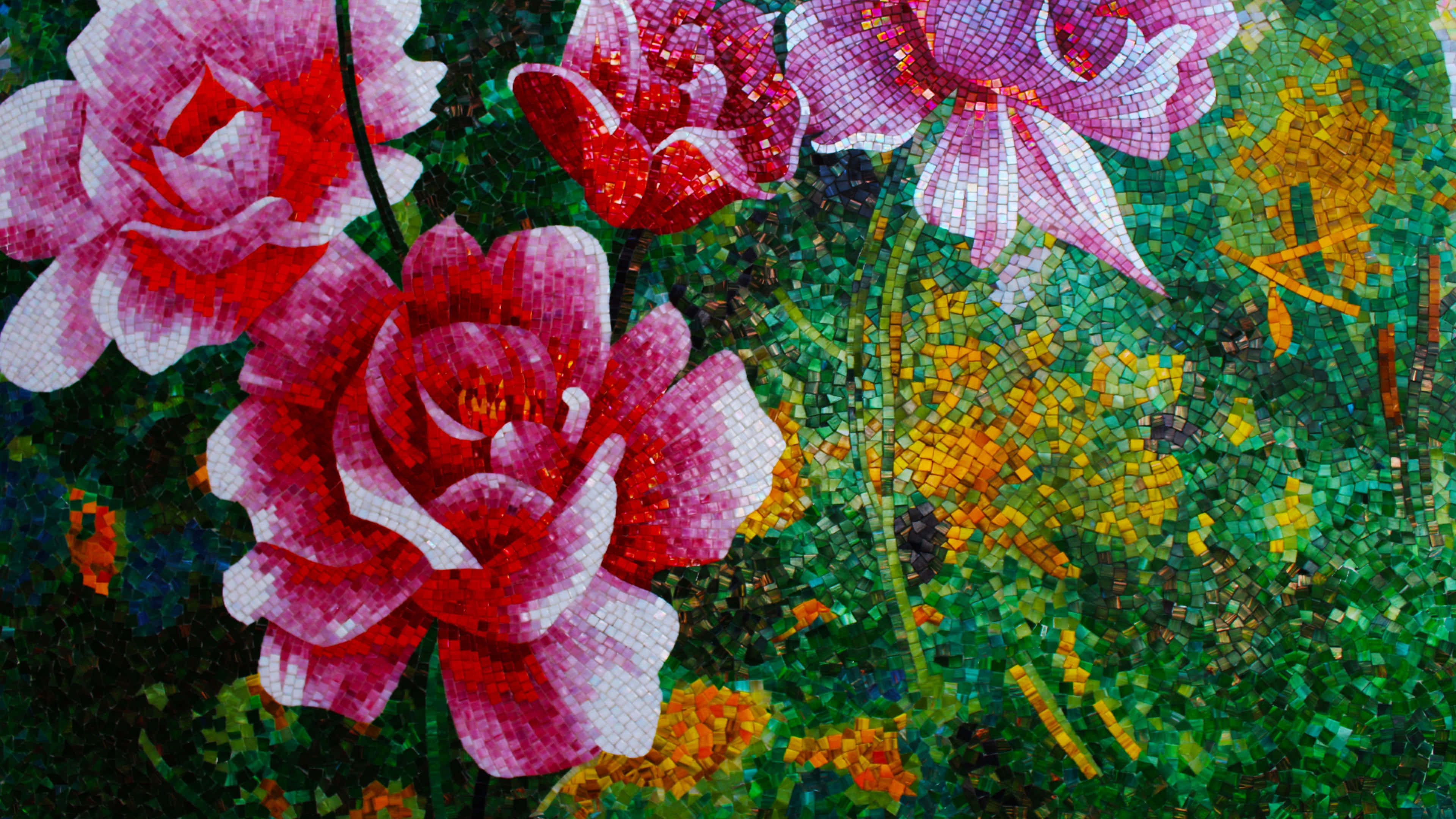 4K 超高清巴黎景觀 壁紙 — 充滿活力的馬賽克藝術作品，描繪粉紅色和紅色的玫瑰，配以綠色葉子和黃色點綴，採用紋理豐富、閃閃發光的風格。