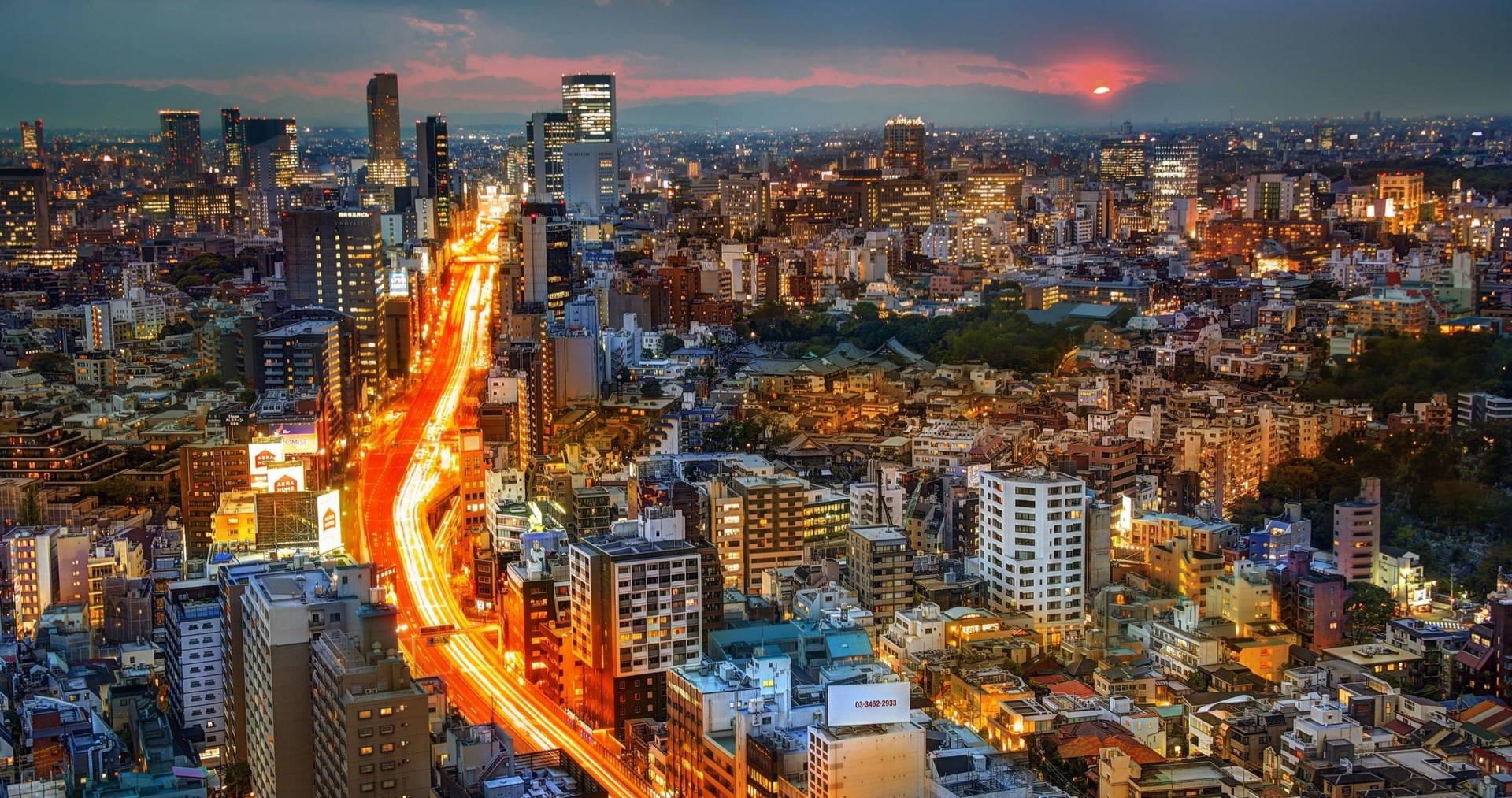 黃昏的城市景觀，帶有流動的交通燈光和明亮的建築物。