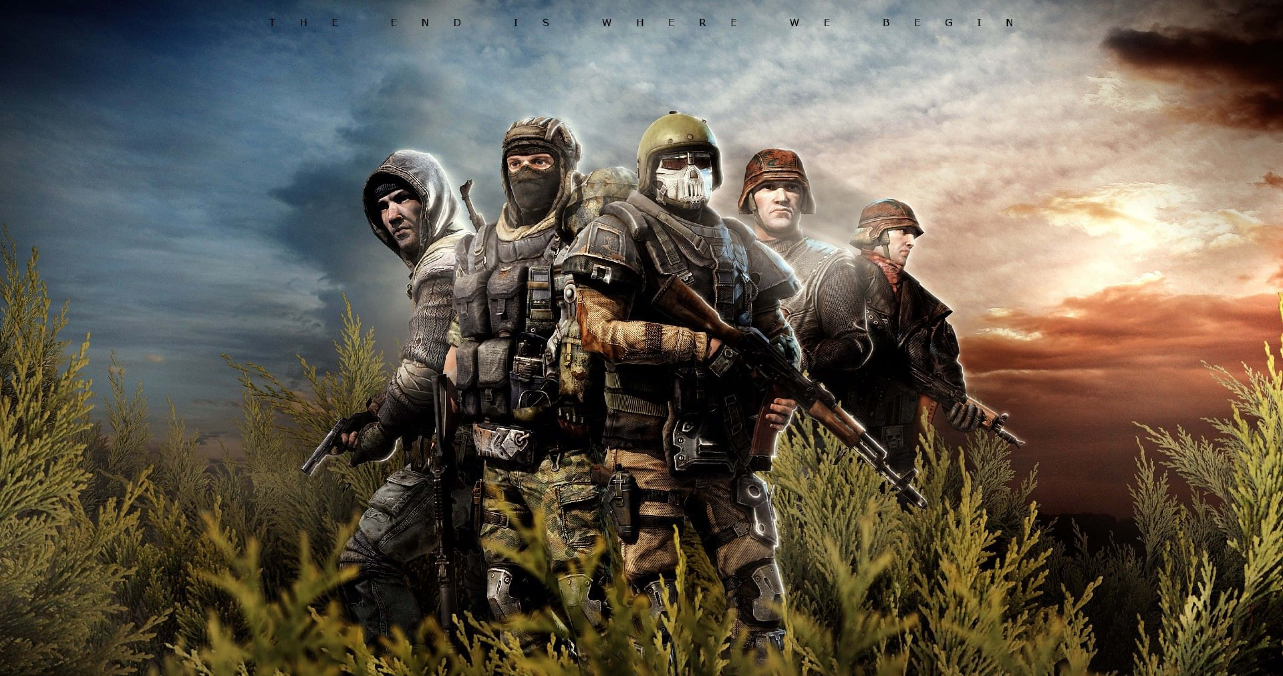 4K 超高清遊戲《Survarium》 壁紙 — 五名身穿戰術裝備的武裝士兵站在高草叢生的田野中，背景是戲劇性的日落天空。