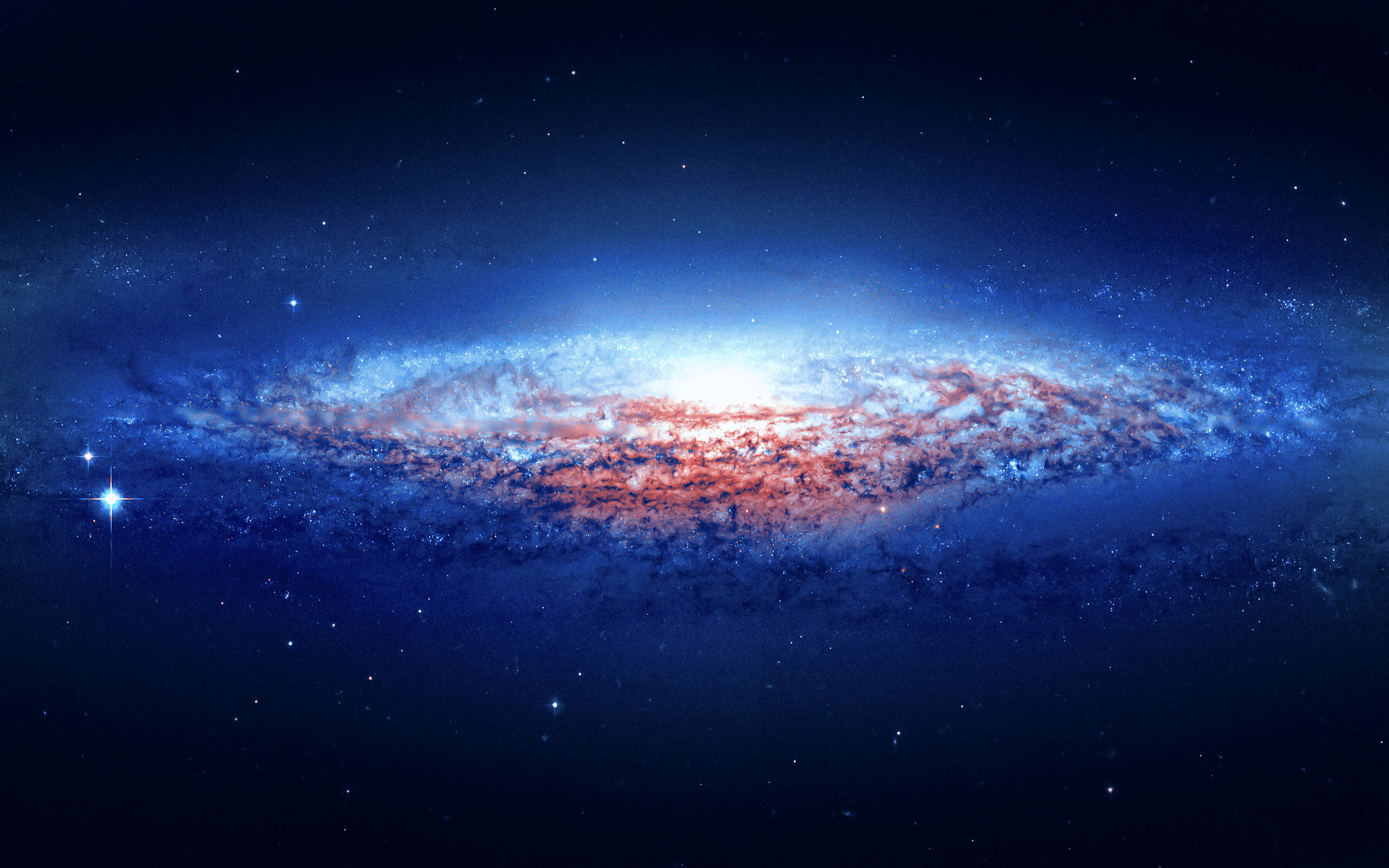 4K 超高清銀河明亮恆星 壁紙 — 一個令人嘆為觀止的螺旋星系，在繁星點點的宇宙背景下散發出藍色和紅色的色調。