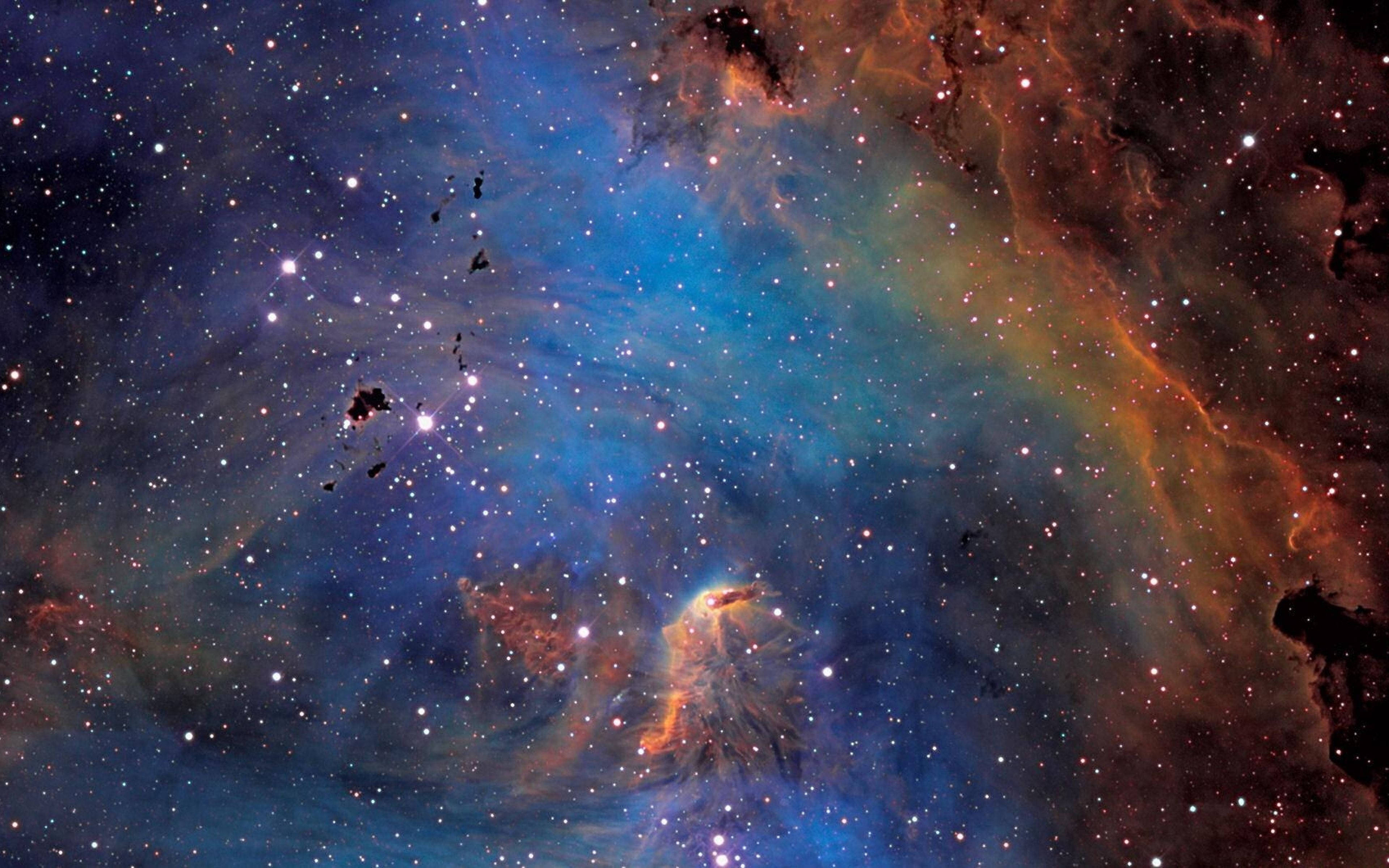 4K 超高清銀河氣體雲 壁紙 — 一個令人嘆為觀止的宇宙星雲，在佈滿星辰的虛空中，以電光藍和火熱橙交織旋轉。