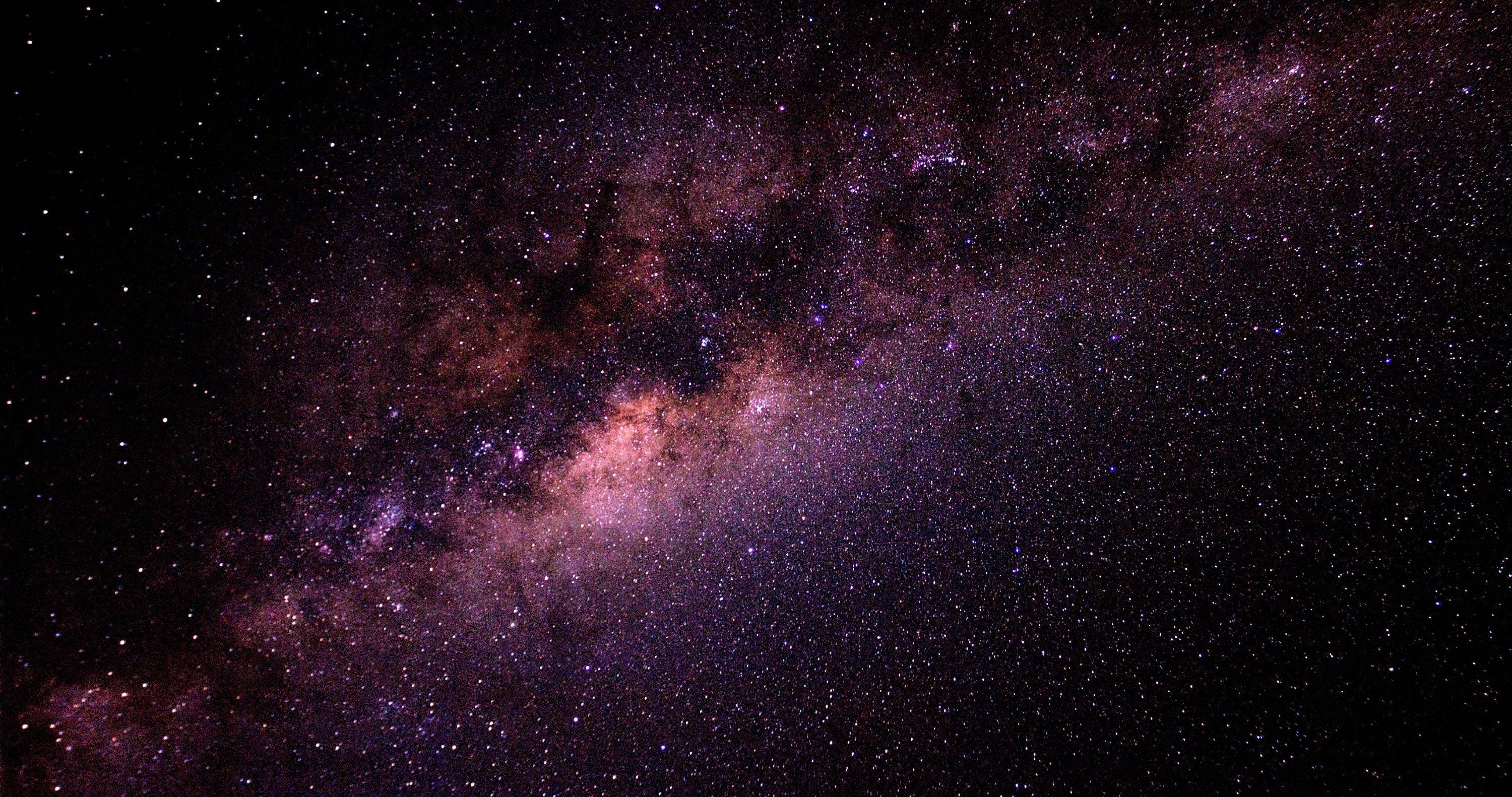 4K 超高清銀河紅色雲霧 壁紙 — 令人驚嘆的銀河系景觀，紫色和粉色的宇宙塵埃在繁星點點的夜空中閃耀。