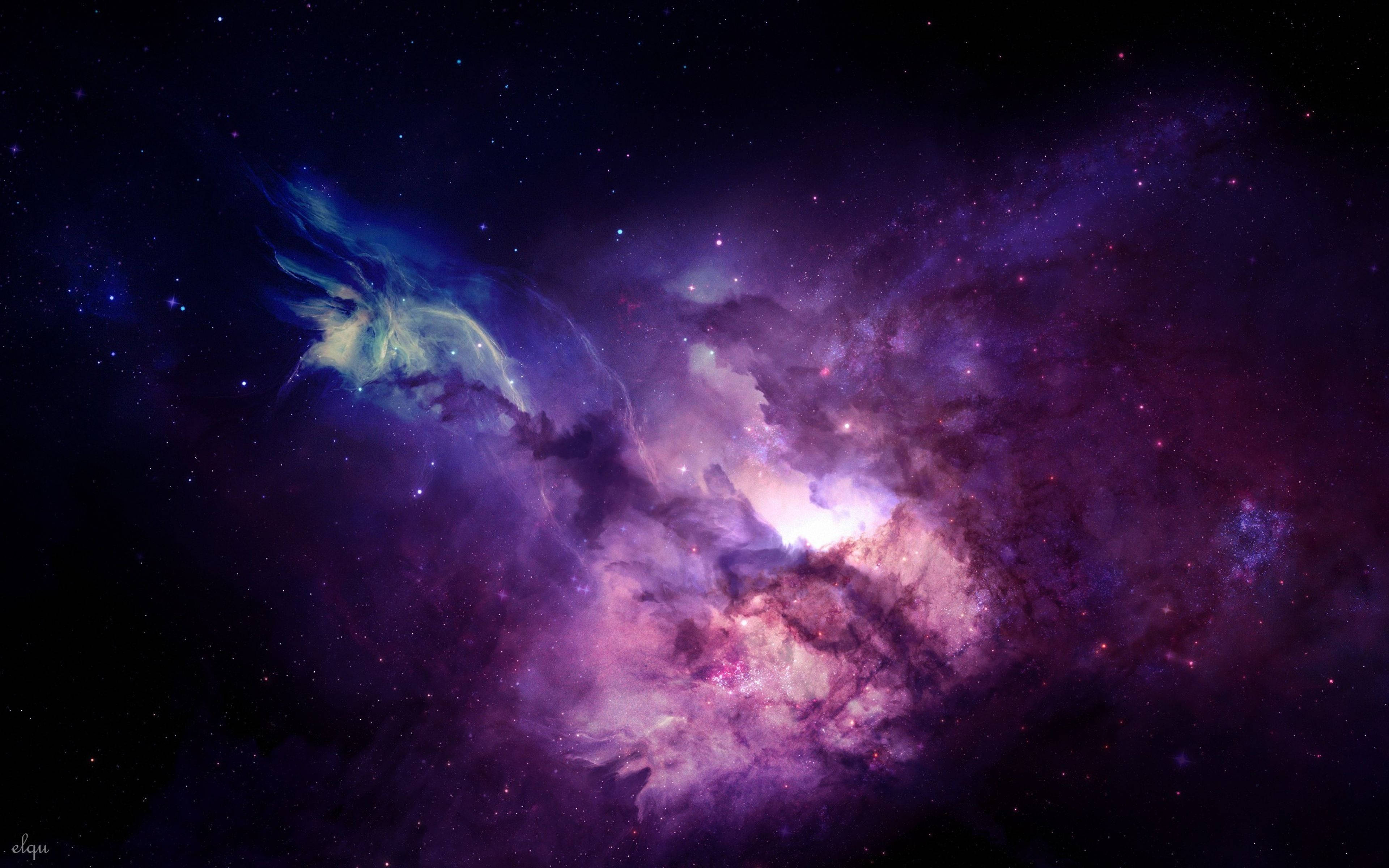 4K 超高清銀河紫雲 壁紙 — 一個宇宙星雲在星空背景下以鮮豔的紫色、粉紅色和藍色旋轉。