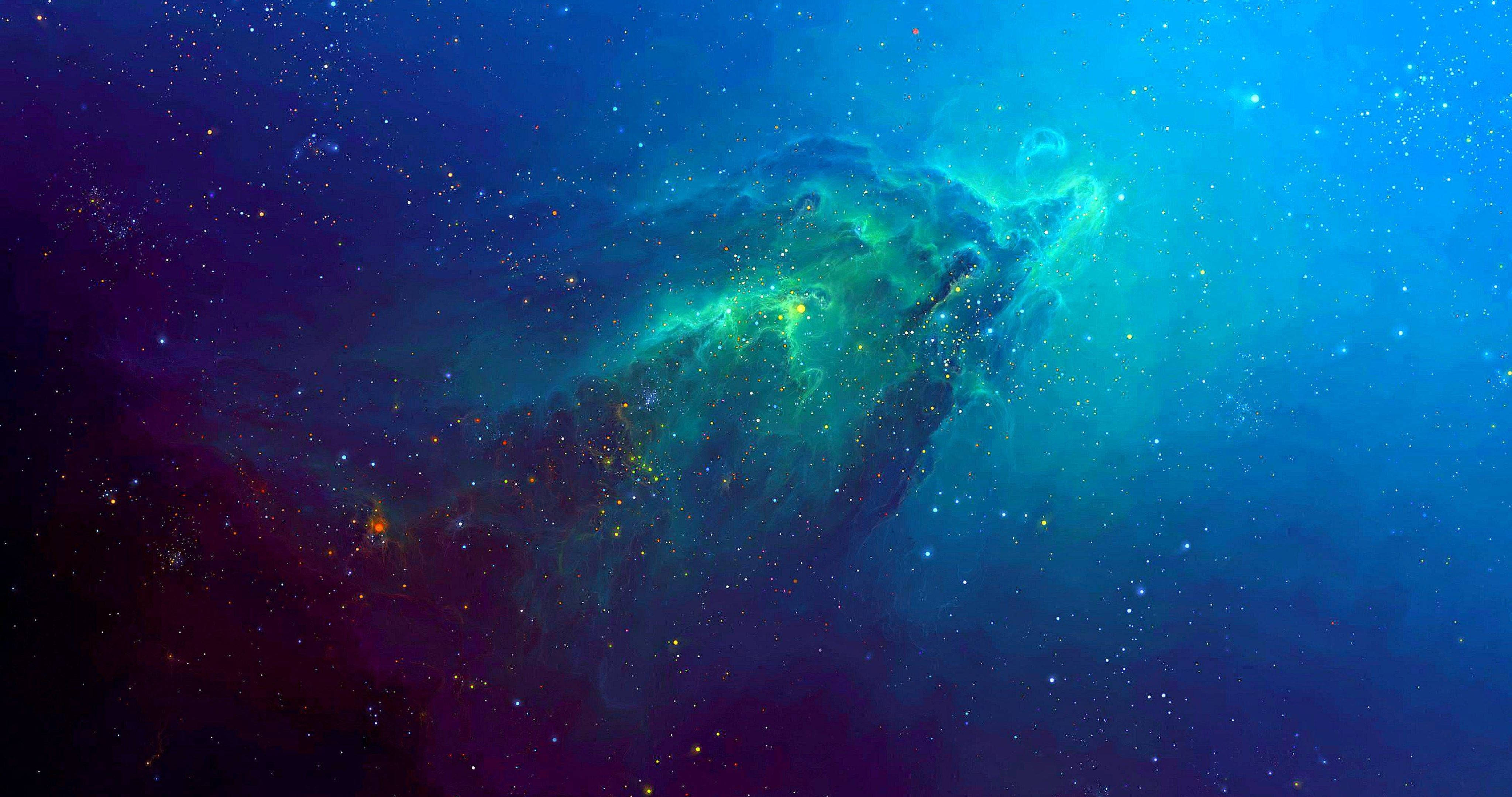 4K 超高清銀河綠色雲霧 壁紙 — 宇宙星雲在漸變藍天下，以鮮豔的藍綠色和深紫色在星空中旋轉。