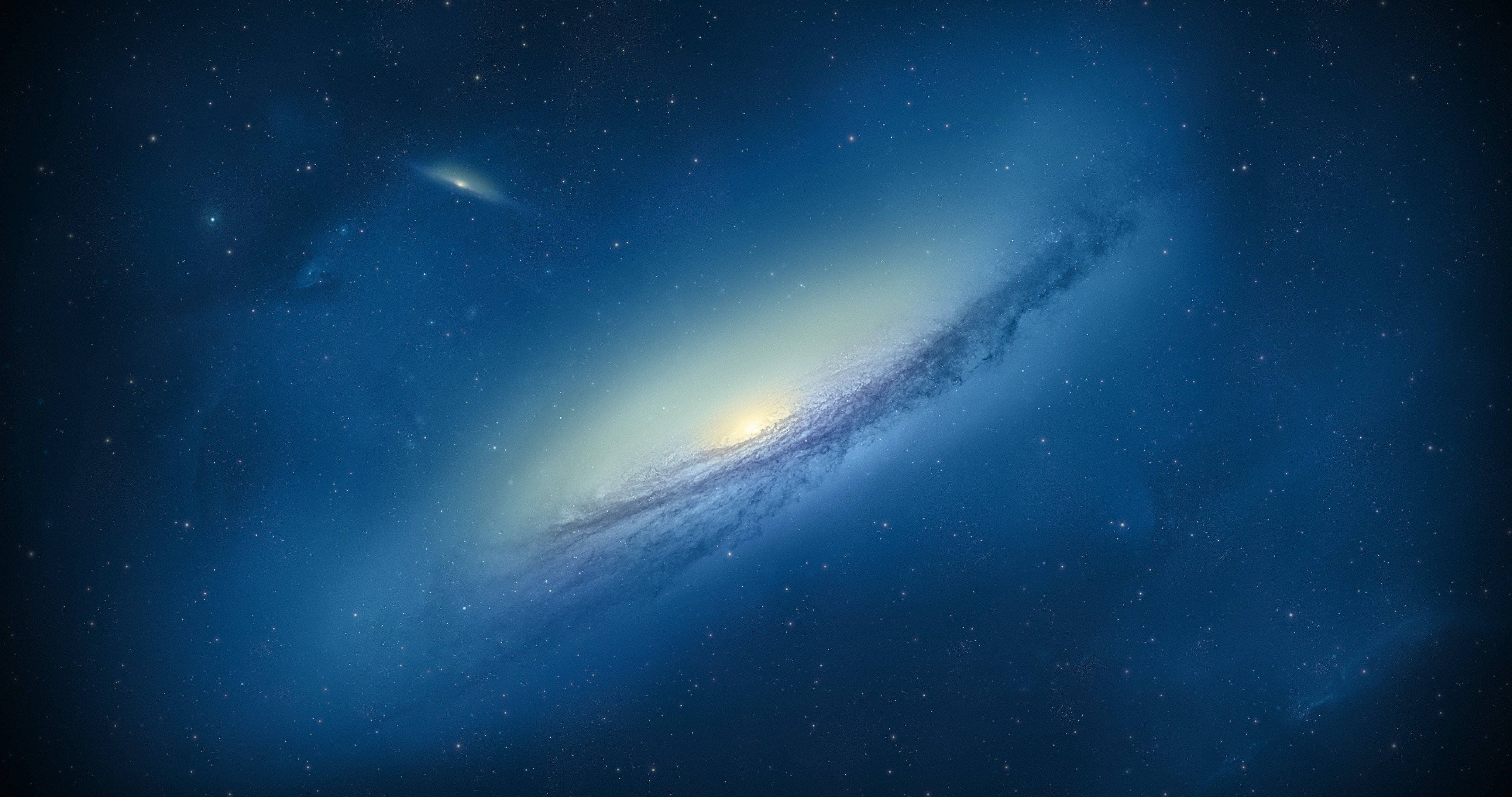 4K 超高清銀河藍色太空 壁紙 — 一個雄偉的螺旋星系在深藍色星空中閃耀著明亮的核心和旋轉的旋臂。