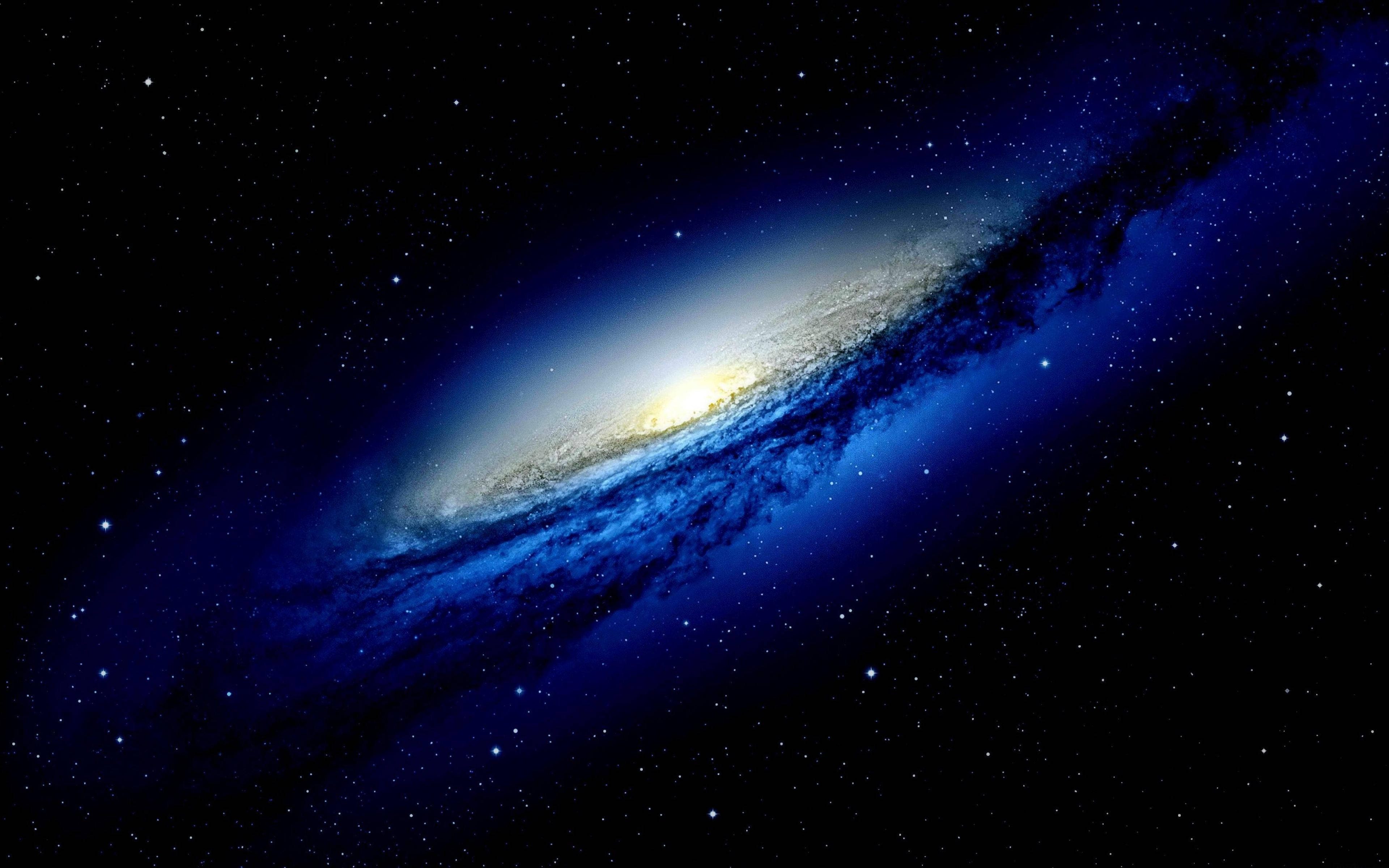 4K 超高清銀河藍色星塵 壁紙 — 一個宏偉的螺旋星系在繁星點點的宇宙虛空中散發著鮮豔的藍色和白色色調。