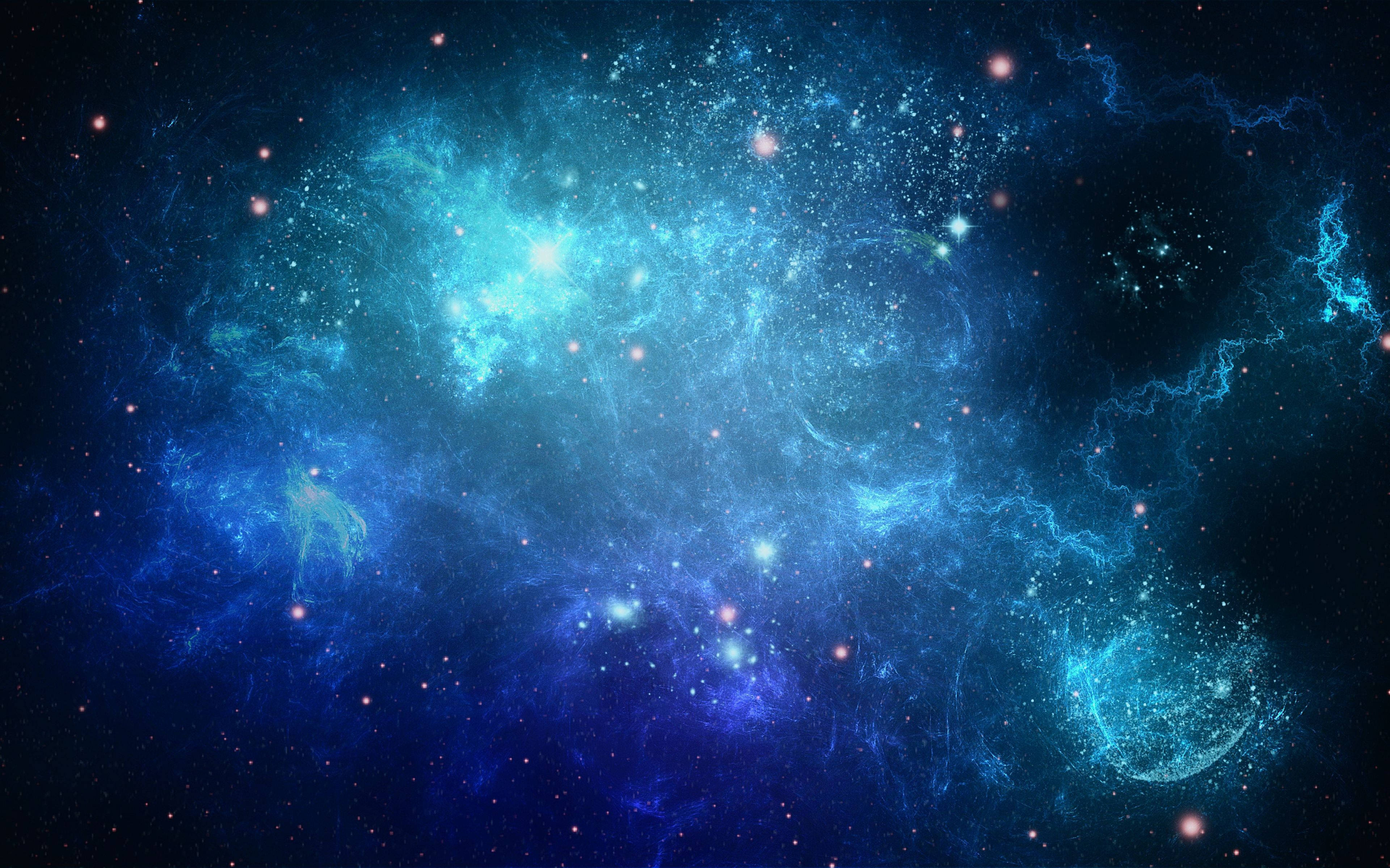 4K 超高清銀河藍色閃電 壁紙 — 一個充滿活力的宇宙星雲，在深邃的黑色虛空中，電藍色和藍綠色的氣體雲旋轉，點綴著發光的星星。