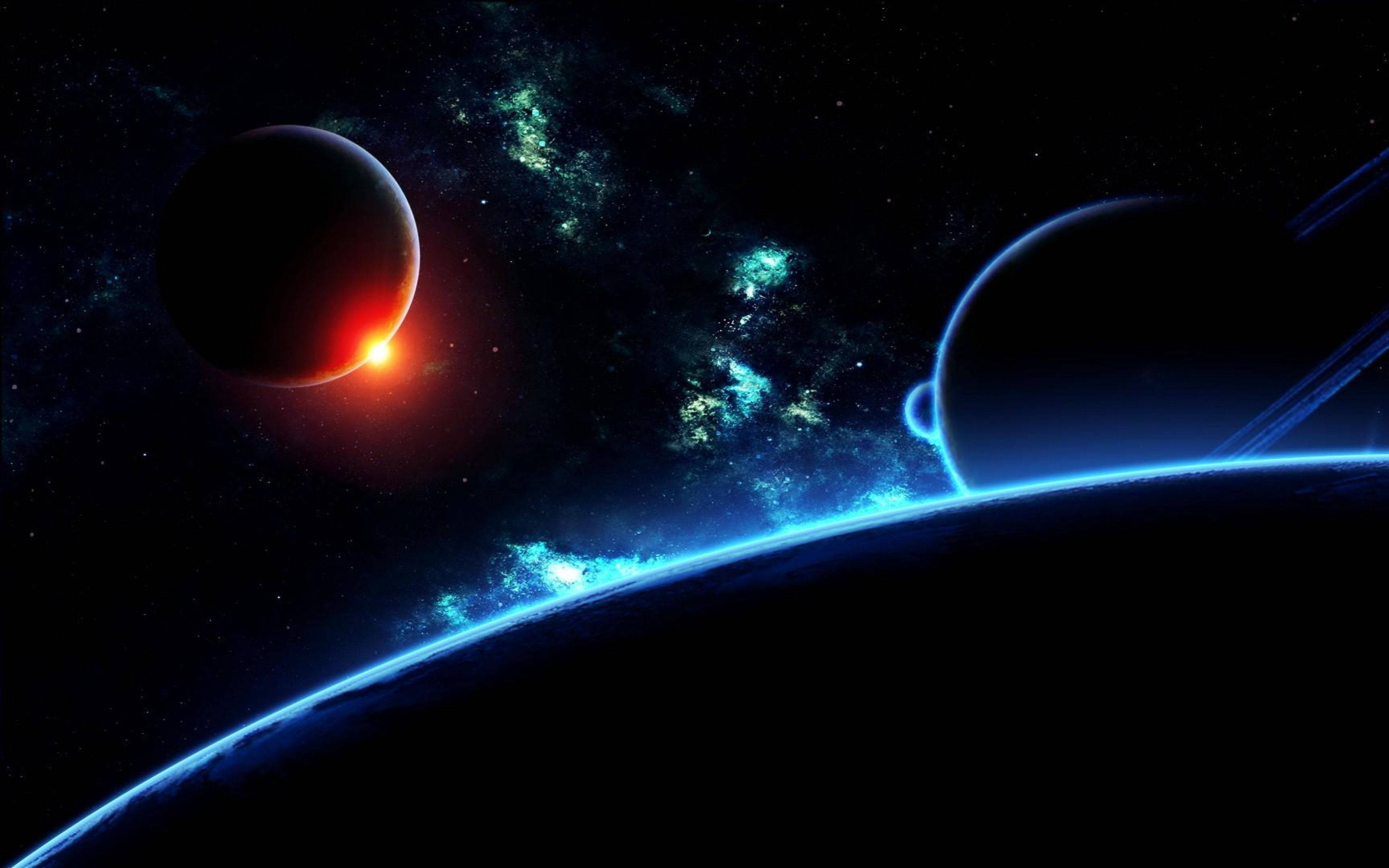 4K 超高清銀河行星 壁紙 — 一個宇宙景觀，一顆發光的紅色行星遮蔽了一顆恆星，前景中有一顆藍色調的行星和星雲。