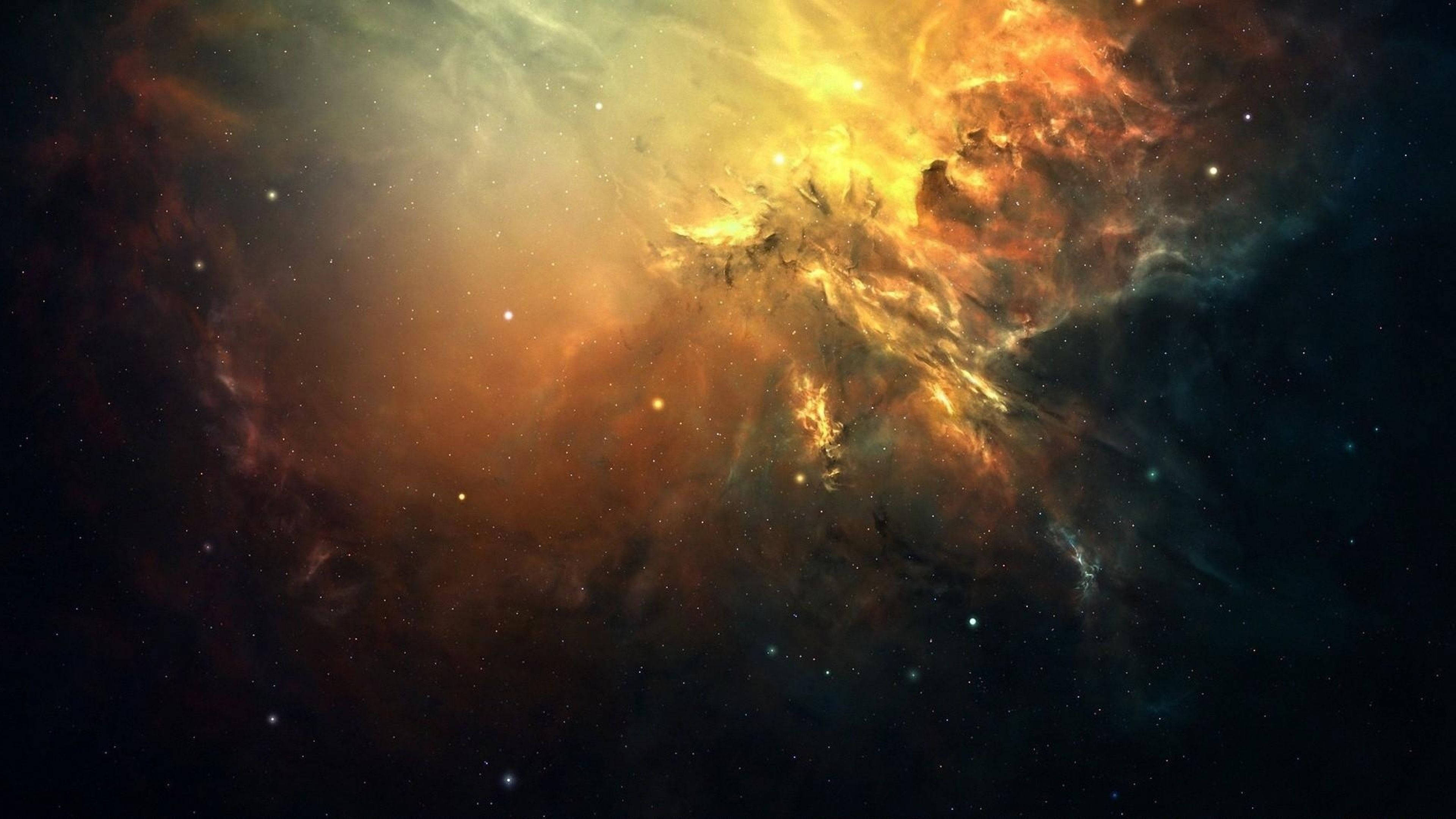 4K 超高清銀河金色雲霧 壁紙 — 充滿活力的宇宙星雲，帶有旋轉的橙色、黃色和藍綠色氣體，由發光的恆星照亮，背景是黑暗的虛空。