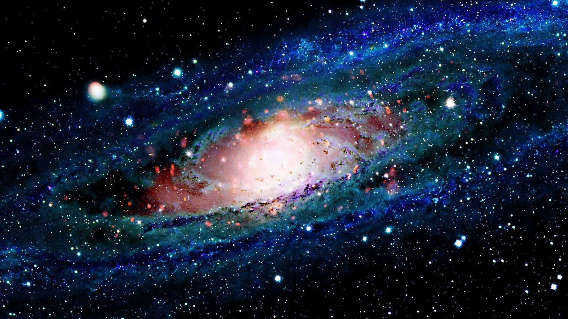 4K 超高清銀河銀河系 壁紙 — 一個令人嘆為觀止的螺旋星系，在星空中閃耀著粉紅色和藍色的星雲。