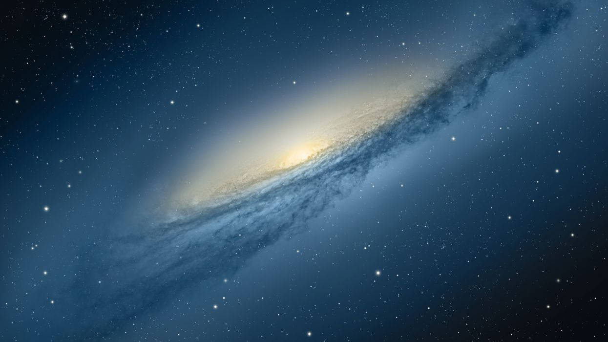 4K 超高清銀河霧狀雲 壁紙 — 一個雄偉的螺旋星系，金色核心和旋轉的藍色臂在星場中發光。
