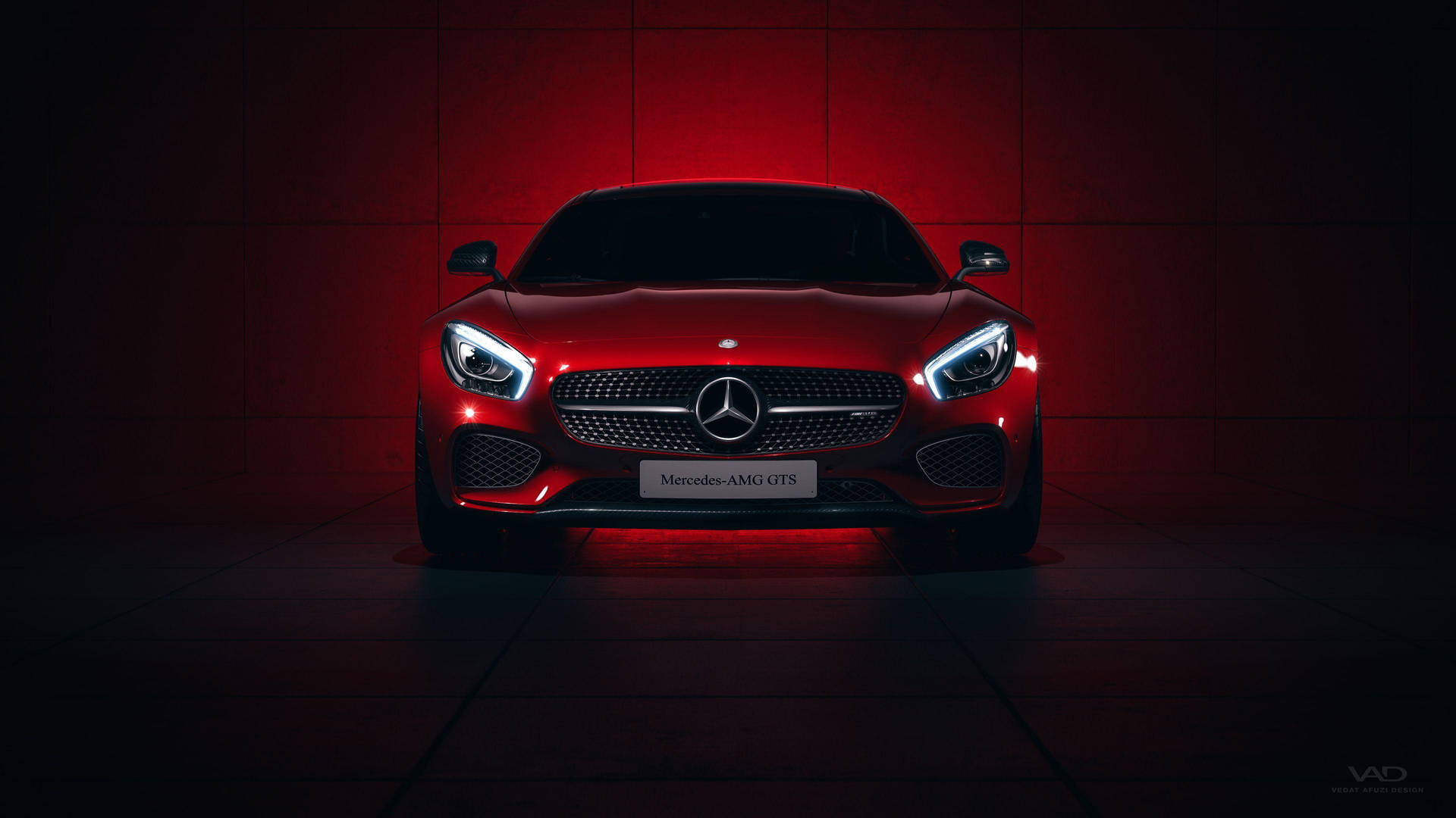 紅色 Mercedes-AMG GTS 跑車在黑暗的攝影棚中以紅色燈光照亮。
