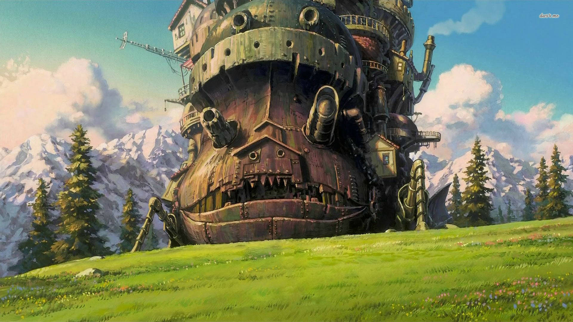 4K 《霍爾的移動城堡》城堡基座 壁紙 — 一個帶有面孔的巨大生鏽飛船，在明亮的藍天下，躺在雪山前的翠綠草地上。
