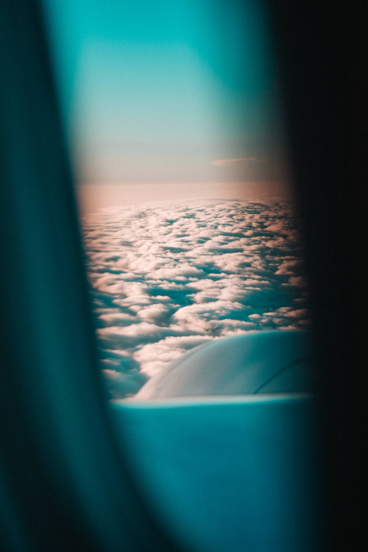 從飛機窗戶看到的日出雲層鳥瞰圖，機翼可見。 — 4K 飛機壁紙 壁紙